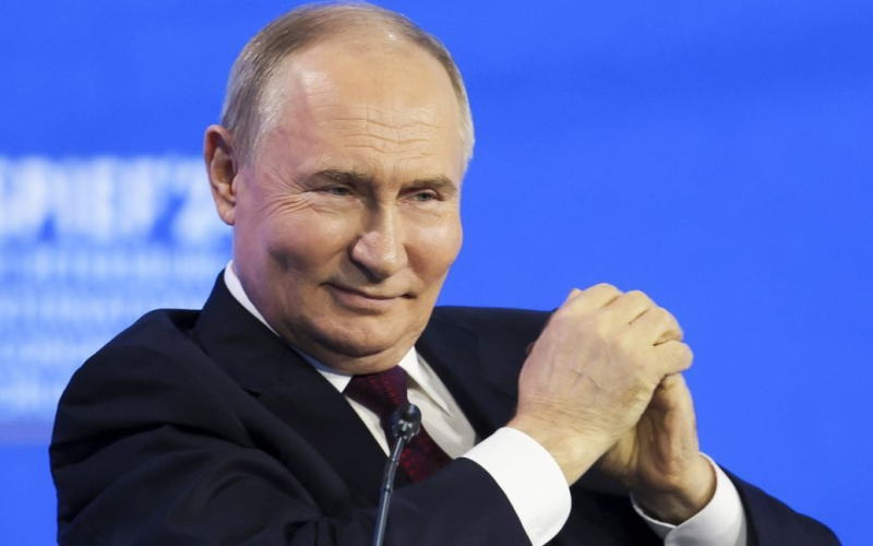 Putin geht zu Die Mongolei schafft einen gefährlichen Präzedenzfall.“ /></p>
<p><strong>Der Besitzer des Kremls versucht zu demonstrieren, dass der Staat ein bedingt demokratisches Land bleiben und gleichzeitig mit Diktaturen kollaborieren kann.</strong></p>
<p>Mit seinem Besuch in In der Mongolei versucht der russische Präsident Wladimir Putin, den Internationalen Strafgerichtshof zu demütigen, indem er demonstriert, dass der von ihm ausgestellte Haftbefehl angeblich nichts bedeutet.</p>
<p>Diese Meinung äußerte der Journalist Vitaly Portnikom im Fernsehsender Espreso.</p>
<p>„Tatsächlich kann er [der russische Präsident Putin] einen Präzedenzfall schaffen. Wenn er die Mongolei besucht und nach Moskau zurückkehrt, werden alle darüber reden.“ Die Mongolei hat Putin eingeladen und nichts ist passiert. Das ist ein Präzedenzfall, und danach könnten andere Länder, die das Römische Statut unterzeichnet und ratifiziert haben, Putin sicher einladen.</p>
<p>Darüber hinaus, so der Journalist, versuche Putin zu zeigen, dass der Staat durch die Zusammenarbeit mit Diktaturen ein bedingt demokratisches Land bleiben könne.</p>
<p>„Die Mongolei ist ein demokratisches Land. Dies ist ein Land, in dem sich die Macht verändert hat.“ Immer wieder kam es zu Aufständen, aber seine Macht unterstützt Russland und China. Es stellt sich heraus, dass man ein bedingt demokratisches Land sein und mit Diktaturen zusammenarbeiten kann. Putin ist einer der aktiven Akteure, die diesen Krieg provozieren“, fügte er hinzu.</p>
<p>Wir erinnern daran, dass der Internationale Strafgerichtshof bestätigt hat, dass die mongolischen Behörden verpflichtet sind, den russischen Präsidenten Wladimir Putin festzuhalten, gegen dessen Festnahme ein Haftbefehl vorliegt ausgestellt.< /p> </p>
<p>Der russische Präsident Wladimir Putin beabsichtigt, am Dienstag, dem 3. September, zu einem offiziellen Besuch in die Mongolei zu reisen. Dieses Land hat das Römische Statut bereits 2002, das wichtigste Dokument, nach dem die ISS operiert, und 2023 ratifiziert Ein Vertreter des Landes wurde für einen Zeitraum von zwei Jahren zum Richter der ISS gewählt.</p>
<h4>Verwandte Themen:</h4>
<p>Weitere Nachrichten</p>
<!-- relpost-thumb-wrapper --><div class=