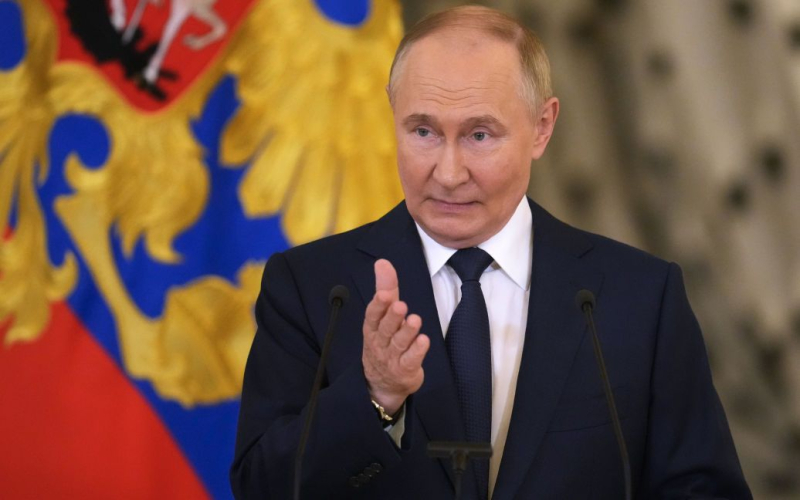 Putin ging das Land zu besuchen, in dem er verhaftet werden sollte“ /></p>
<p><strong>Die Mongolei hat das Römische Statut ratifiziert, das wichtigste Dokument, auf dessen Grundlage der Internationale Strafgerichtshof arbeitet.</strong></p>
<p >Der Präsident der Russischen Föderation, Wladimir Putin, gegen den der Internationale Strafgerichtshof (IStGH) im Zusammenhang mit der illegalen Abschiebung ukrainischer Kinder einen Haftbefehl erlassen hat, wird am Dienstag, dem 3. September, zu einem offiziellen Besuch in die Mongolei reisen. Dieses Land hat das Römische Statut ratifiziert, sodass die derzeitige Regierung verpflichtet ist, bei der Verhaftung des Kremlbesitzers zu helfen.</p>
<p>Wie der Pressedienst des russischen Präsidenten berichtete, reagierte Putin auf die Einladung seines mongolischen Kollegen Uchnaagiin Khurelsukh.</p>
<p>In der Mongolei will er an feierlichen Veranstaltungen anlässlich des 85. Jahrestages des gemeinsamen Sieges sowjetischer und mongolischer Truppen über die Japaner am Fluss Chalkhin Gol teilnehmen.</p>
<p>Putin will auch über die Entwicklung russisch-russischer Truppen diskutieren. Mongolische Beziehungen einer „umfassenden strategischen Partnerschaft“ und halten auch Treffen mit dem Parlamentsvorsitzenden der Mongolei, Dashzegvein Amarbayasgalan, und dem Premierminister des Landes, Luvsannamsrain Oyuun-Erdene, ab.</p>
<p>Putins Besuch in der Mongolei wird die erste Reise eines russischen Präsidenten in das Land sein, der ihn voraussichtlich aufgrund eines 2023 vom Internationalen Strafgerichtshof in Den Haag erlassenen Haftbefehls verhaften wird.</p>
<p>Die Mongolei hat das Gesetz 2002 ratifiziert Römisches Statut, das wichtigste Dokument, nach dem die ISS betrieben wird, und im Jahr 2023 wurde der Vertreter des Landes für einen Zeitraum von zwei Jahren zum Richter der ISS gewählt.</p>
<p>Der Kreml hat sich nicht offiziell zu dieser Möglichkeit geäußert der Verhaftung Putins, der von der ISS wegen Kriegsverbrechen aufgrund der illegalen Deportation von Kindern aus besetzten ukrainischen Gebieten angeklagt wurde.</p >
<p>Der Besitzer des Kremls zeigte sich jedoch fast anderthalb Jahre lang vorsichtig und vermied Auslandsreisen in Länder, die das Römische Statut ratifiziert hatten. Insbesondere verpasste er den BRICS-Gipfel in Südafrika im August 2023 und dann den G20-Gipfel in Indien im September desselben Jahres.</p>
<p>Erinnern Sie sich daran, dass der Internationale Strafgerichtshof am 17. März 2023 eine Stellungnahme erlassen hat Haftbefehl gegen den russischen Präsidenten Wladimir Putin wegen eines Kriegsverbrechens – der Deportation ukrainischer Kinder nach Russland. Nun droht dem Kreml-Diktator eine Verhaftung, wenn er eines der mehr als 120 Länder der Welt besucht, die das Römische Statut ratifiziert haben.</p>
<h4>Verwandte Themen:</h4>
<p>Weitere Nachrichten</p>
<!-- relpost-thumb-wrapper --><div class=