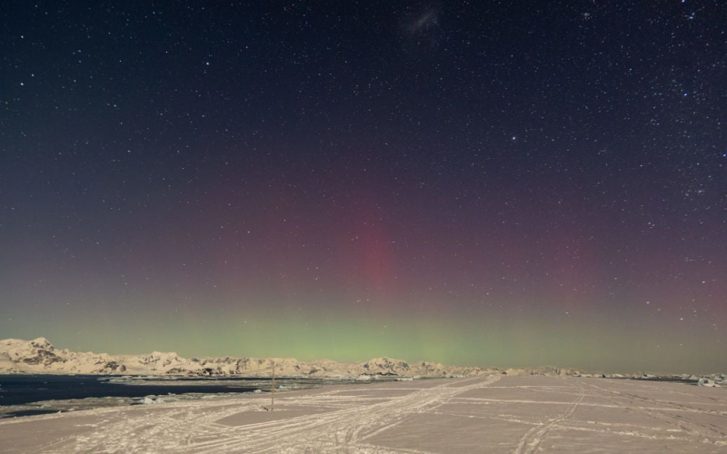 In der Antarktis zeichneten die Polarforscher von „Wernadski“ ein seltenes Naturphänomen auf: was sie sahen“ /></p>
<p><strong>Wissenschaftler haben zum ersten Mal das südliche Polarlicht aufgezeichnet.</strong> </p>
<p>Ukrainischen Polarforschern gelang es an der Forschungsstation Akademiker Vernadsky, das südliche Polarlicht aufzuzeichnen, ein äußerst seltenes Phänomen. Die Antarktis liegt weit vom magnetischen Südpol der Erde entfernt, daher ist es äußerst schwierig, die Lichter dort zu sehen. In diesem Fall konnten wir jedoch durch günstiges Wetter mit Frost und klarem Himmel die übliche Bewölkung vermeiden.</p>
<p>Dies berichtet das National Antarctic Science Center.</p>
<p>Geophysiker haben starke Störungen registriert im Erdmagnetfeld, was eine notwendige Voraussetzung für das Auftreten des Polarlichts ist. Wie der Geophysiker Yuri Otruba erklärt, wurde dieses Phänomen zum ersten Mal seit acht Überwinterungen beobachtet, da Instrumente Störungen normalerweise dann aufzeichnen, wenn der Himmel bewölkt ist oder es im Sommer fast immer hell ist.</p>
<p>Bilder des Polarlichts wurden am 12. August aufgenommen. Auf den ersten Blick sah das Leuchten aus wie ein helles Weiß mit einem rosa Farbton, auf den Fotos stellte sich jedoch heraus, dass es grün und violett war. Dieses Phänomen wurde zu einer Zeit beobachtet, als das Nordlicht in der Ukraine aufgezeichnet wurde. Das National Antarctic Science Center verzeichnete außerdem einen Sturm der Stufe K-8 gemäß dem Bartels-Index, der die Abweichung des Erdmagnetfelds beschreibt.</p>
<p>Erinnern Sie sich daran, dass Polarforscher von der Station Akademik Vernadsky ein niedliches Video zeigten mit Zügelpinguinen und ihren Babys.</p >
<h4>Verwandte Themen:</h4>
<p>Weitere Neuigkeiten</p>
<!-- relpost-thumb-wrapper --><div class=