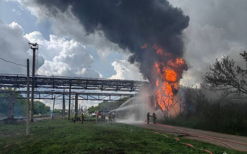 B In Baschkortostan kam es zu einer Explosion: Eine petrochemische Anlage fing Feuer (Foto, Video)“ /></p>
<p><strong>Infolge des Vorfalls wurden drei Opfer gemeldet.</strong></p>
<p >In der russischen Stadt Sterlitamak, die in Baschkortostan liegt, kam es zu einer Explosion in der Pipeline einer petrochemischen Anlage. Am Standort brach ein großes Feuer aus.</p>
<p>Dies wurde von russischen Medien und dem Katastrophenschutzministerium des Landes gemeldet.</p>
<p>Am 19. August kam es in einer petrochemischen Anlage in Baschkortostan zu einer Explosion . Laut russischen öffentlichen Seiten war die Pipeline zuvor gesprengt worden.</p>
<p>Augenzeugen filmten und verbreiteten im Internet ein Video eines Großbrandes in Sterlitamak.</p>
<p>Wie der Russe Das Ministerium für Notsituationen teilte später mit, dass es an der Freileitung der Gasleitung zu einem Unfall mit Druckentlastung und anschließender Verbrennung von Flüssiggas gekommen sei.</p>
<p>Medienberichten zufolge wurden drei Menschen verletzt. Die russischen Behörden haben die Informationen über die Opfer jedoch nicht bestätigt und erklärt, dass die Daten noch geklärt werden.</p>
<p>Wir erinnern daran, dass es Anfang August in Baschkortostan zu einer Explosion im Avangard-Werk kam, in dem Teile für das MLRS hergestellt wurden werden produziert.</p>
<p> <u><strong>Lesen Sie auch:</strong></u></p>
<h4>Ähnliche Themen:</h4>
<p>Weitere Neuigkeiten</p>
<!-- relpost-thumb-wrapper --><div class=