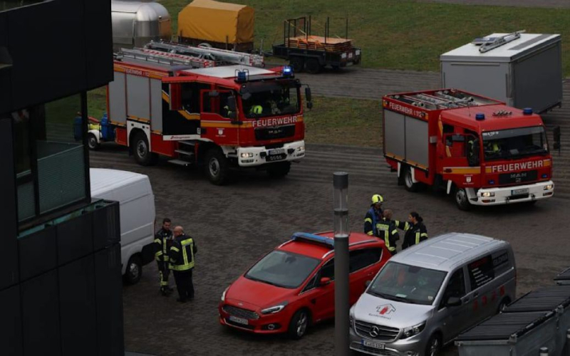 B In einem der Bild-Unternehmen in Deutschland kam es zu einer Explosion.</strong></p>
<p>In Deutschland kam es zu einer Explosion in einem Unternehmen zur Herstellung von Sprengstoffen.</p>
<p>Dies berichtet Bild .</p>
<p>Der Vorfall ereignete sich in Troisdorf (Nordrhein-Westfalen). Zwei Mitarbeiter wurden schwer verletzt.</p>
<p>Rettungshubschrauber, Polizei und Feuerwehr sind vor Ort.</p>
<p>Wie es genau zu der Explosion kam, ist noch nicht bekannt. Nach vorläufigen Angaben handelt es sich um einen Vorfall auf dem Territorium des Rüstungsunternehmens Diehl Defence. Es hat zwei Tochtergesellschaften in Troisdorf – Dynitec und DynaEnergetics.</p>
<p>Erinnern Sie sich daran, dass <strong>in Deutschland ein Mann auf einem Festival ein tödliches Massaker verübt hat</strong>.</p>
<h4>Ähnliche Themen :</h4 >Weitere Neuigkeiten</p>
<!-- relpost-thumb-wrapper --><div class=