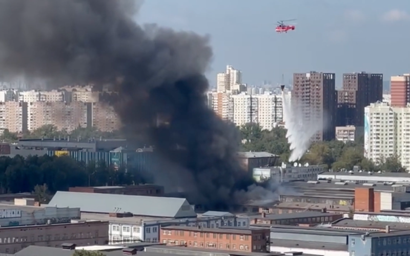 B In der Region Moskau hat ein Werk Feuer gefangen: Die Luftfahrt löscht die Flammen (Foto, Video)“ /></p>
<p><strong>Dieses Werk produzierte früher die Systeme Buk, Pantsir und Luftverteidigung. und S-300.</strong></p>
<p>In Lyubertsy, in der Region Moskau, ereignete sich am 15. August ein Großbrand im Ukhtomsky-Werk. Zuvor wurde dort landwirtschaftliche und militärische Ausrüstung hergestellt.</p>
<p>Russische Medien und Telegrammkanäle berichten darüber.</p>
<p>Der Brand im Ukhtomsky-Werk erstreckte sich über 3.500 Quadratmeter. m Territorium. Der Brand wird von etwa 80 Einsatzkräften und 24 Ausrüstungsgegenständen sowie einem Ka-32-Hubschrauber des Moskauer Luftfahrtzentrums gelöscht. Ein Mi-26-Hubschrauber flog ebenfalls zum Ort des Vorfalls.</p>
<p>Russische Propagandisten behaupten, dass das Werk derzeit nicht in Betrieb sei und seine Räumlichkeiten an private Unternehmen vermietet seien.</p>
<p>Ljuberzy Das nach Ukhtomsky benannte Werk wurde 1902 gegründet. Dort wurden landwirtschaftliche und militärische Geräte hergestellt. Insbesondere Buks, Pantsirs und S-300.</p>
<p><u><strong>Lesen Sie die wichtigsten Nachrichten des Tages:</strong></u></p>
<p>​​​​​​​ </p>
<p>Erinnern Sie sich daran, dass es Anfang August in Russland zu einer Explosion im Avangard-Werk in Baschkortostan kam, wo Teile für MLRS hergestellt werden.</p>
<p><u><strong>Lesen Sie auch:</stark </u></p>
<h4>Verwandte Themen:</h4>
<p>Weitere Neuigkeiten</p>
<!-- relpost-thumb-wrapper --><div class=