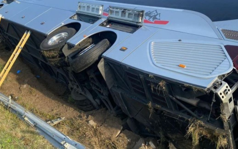 Ein Bus mit mehr als 60 Personen an Bord kippte in Polen um: Es gab Verletzte