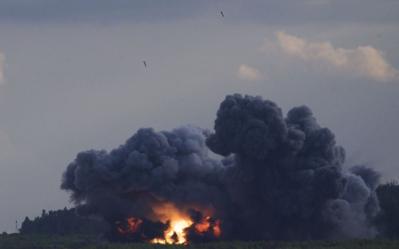 Auf Russisch Kursk, Geräusche Nachts waren Explosionen zu hören (Video)“ /></p>
<p><strong>Lokale Behörden kündigten den Einsatz der Luftverteidigung an.</strong></p>
<p>In der russischen Stadt <strong>Kursk </strong> In der Nacht des 2. August war eine Reihe von Explosionen zu hören.</p>
<p>Lokale Telegrammkanäle informieren darüber.</p>
<p>Die Nachricht weist darauf hin, dass es zu den Explosionen kam ein Drohnenangriff.</p>
<p>Lokale Behörden warnten vor den Gefahren von Angriffsdrohnen und der Arbeit der Luftverteidigung.</p>
<p>Wir erinnern uns, dass zuvor über den Nachtangriff auf Kursk berichtet wurde wurde von ukrainischen Truppen durchgeführt</strong>.</p>
<p>Darüber hinaus haben wir zuvor berichtet, dass<strong>nach einem Drohnenangriff<strong>in einer der Einrichtungen in Kursk ein Feuer ausbrach</strong>.< /p> </p>
<h4>Ähnliche Themen:</h4>
<p>Weitere Neuigkeiten</p>
<!-- relpost-thumb-wrapper --><div class=