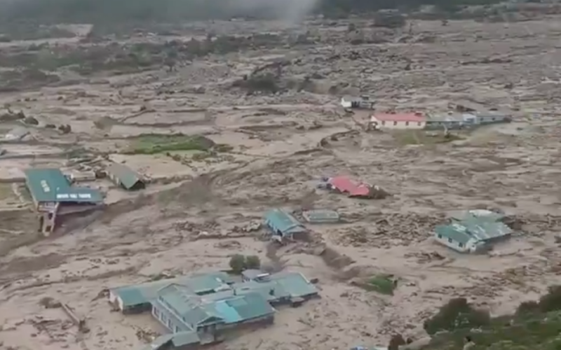 In der Nähe Der Everest wurde von einem See gebrochen: Die Flut „spülte“ ein ganzes Dorf weg (Video)“ /></p>
<p><strong>Die Flut zerstörte eine Schule, eine Klinik und 20 Häuser vollständig.</strong>< /p></p>
<p>In Nepal platzte ein Gletschersee, was zu massiven Überschwemmungen führte und das gesamte Thame-Dorf zerstörte. Einige Häuser sind vom Erdboden verschwunden, während ein anderer Teil nicht mehr zum Wohnen geeignet ist.</p>
<p>Dies wird von The Watchers berichtet.</p>
<p>Die Ursache der Überschwemmungen in Nepal war der Ausbruch eines Gletschersees. Entlang der Hänge des Himalaya trug das Wasser Schlamm, Kies und Felsbrocken. Die Überschwemmung zerstörte 20 Häuser, eine Grundschule und eine Klinik in der ländlichen Gemeinde Thame.</p>
<p>Eine offizielle Hubschrauberinspektion bestätigte, dass die Überschwemmung durch den Ausbruch des Tianbo-Gletschersees verursacht wurde.</p>
<p>Danach Als das Ufer platzte, wurden zwei von fünf kleinen Seen oberhalb des Dorfes Thame in der Everest-Region verwüstet.</p>
<p>Zwei weitere Seen gelten als potenziell gefährlich: Dort kann es jederzeit zu Durchbrüchen kommen. Nur ein See gibt noch keinen Anlass zur Sorge.</p>
<p>Polizei und Militär machten sich auf den Weg, um die Dorfbewohner zu retten. Es liegen noch keine Berichte über Todesfälle vor.</p>
<p>Gleichzeitig wurden etwa 50 % des Dorfes Thame schwer beschädigt. Die restlichen Häuser sind unbewohnbar. Nach Angaben der Polizei zerstörte die Flut eine Schule, eine Klinik und 15 Häuser vollständig.</p>
<p>Wir erinnern daran, dass China Anfang August vom mächtigen Taifun Gaemi heimgesucht wurde. Infolge von Regen und Überschwemmungen starben Dutzende Menschen und Dutzende wurden vermisst.</p>
<p><u><strong>Lesen Sie auch:</strong></u></p>
<h4>Ähnliche Themen :< /h4>Weitere Neuigkeiten</p>
<!-- relpost-thumb-wrapper --><div class=