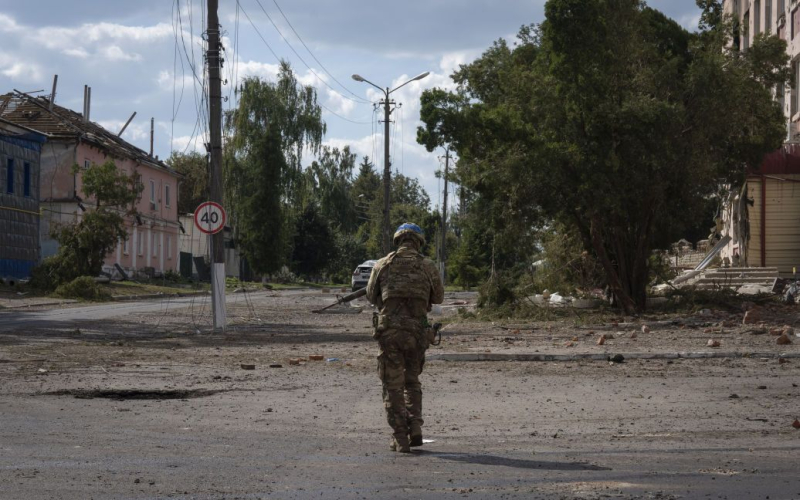 APU rückt in der Nähe von Sudzha vor auf der Region Kursk — Vorstoß in der Nähe von Sudzha in der <strong>Region Kursk</strong>, Russische Föderation. Geolocation-Aufnahmen vom 22. August zeigen, dass die ukrainischen Streitkräfte im südrussischen Konopelka, östlich von Sudscha, weiter vorgerückt sind.</p>
<p>Dies wird vom Institute for the Study of War (ISW) gemeldet.</p>
<p> < p>Einer der russischen Militärblogger behauptete, dass ukrainische Truppen auch nördlich von Martynovka, nordöstlich von Sudzha, entlang der Autobahn P-200 Sudzha-Sukhodolovka vorrückten.</p>
<p>Es gab auch widersprüchliche Berichte über Kämpfe östlich von Sudzha in der Gegend von Samoryadovoy und Kozyrevka, aber ukrainische mobile Gruppen könnten in diesem Gebiet operieren.</p>
<p>Einige russische Blogger behaupteten, dass russische Truppen Spalnoye und Krupets (beide südöstlich von Sudzha) wieder besetzt hätten. Obwohl die Situation in diesem Gebiet weiterhin unklar ist.</p>
<p>Darüber hinaus berichteten russische Blogger, dass russische Streitkräfte einen ukrainischen maschinellen Angriff in der Nähe von Aleksandrovka (nordöstlich von Korenevoy) abwehrten und erneut Stellungen westlich von Korenevoy einnahmen. Dies weist darauf hin, dass ukrainische Streitkräfte kürzlich westlich der Siedlung operierten.</p>
<p>Zuvor berichteten Analysten, dass das russische Militärkommando eine Gruppe von 5.000 Soldaten von der Frontlinie in der Ukraine in die Region Kursk verlegt habe </strong>um die Invasion der ukrainischen Streitkräfte abzuwehren.</p>
<p>Laut Forbes beteiligte sich ein berühmtes Marinebataillon an den Kämpfen in der Region Kursk. Lesen Sie mehr dazu in <strong>Neuigkeiten</strong></p>
<h4>Ähnliche Themen:</h4>
<p>Weitere Neuigkeiten</p>
<!-- relpost-thumb-wrapper --><div class=