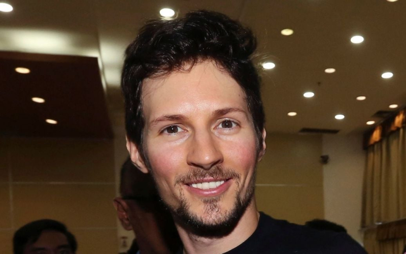 Inhaftierung von Durov: in Der Nationale Sicherheits- und Verteidigungsrat erklärte die Hysterie Russlands“ /></p>
<p><strong>Durov wusste, dass die französischen Behörden einen Haftbefehl gegen ihn erlassen hatten.</strong></p>
<p>Der Die Inhaftierung von <strong>Pavel Durov</strong> löste im Generalstab der Russischen Föderation und bei den russischen Sonderdiensten Besorgnis aus. Der Grund für diese Besorgnis ist die Nutzung des Messengers zur Koordinierung der Arbeit russischer Militär- und Geheimagenten im Ausland.</p>
<p>Der Leiter des Zentrums zur Bekämpfung von Desinformation des Nationalen Sicherheits- und Verteidigungsrates Andrei Kovalenko schrieb in der Telegram-Kanal über die Ursachen und Folgen der Verhaftung des Gründers von Telegram.</p>
<p >Kovalenko erinnerte daran, dass Durovs Inhaftierung eine Woche nach seinem Versuch, sich heimlich mit dem russischen Präsidenten Wladimir Putin in Aserbaidschan zu treffen, erfolgte. Dem Gründer von Telegram wurde angeblich ein Treffen verweigert und er befindet sich nun in Frankreich in Haft.</p>
<p>Der Experte verglich solche Aktionen des Westens mit der Entschlüsselung der deutschen Enigma-Chiffre im Zweiten Weltkrieg. Nach der Verhaftung von Pavel Durov habe in der Russischen Föderation eine „Hysterie“ begonnen, ist sich der Leiter des Zentrums sicher. Den Russen zufolge könnte der einzige Bote, über den das russische Militär kommuniziert, unter der Kontrolle des Westens stehen.</p>
<p>„Schwerwiegende Folgen der Inhaftierung von Durov sind mit zwei Problemen verbunden, die in der Russischen Föderation auftreten werden. Erstens kommuniziert und koordiniert die russische Armee ihre Aktionen ausschließlich über diesen Boten. Zweitens könnte das gesamte Geheimdienstnetzwerk der Russischen Föderation in Europa zusammenbrechen.“ Kovalenko schrieb.< /p> </p>
<h3><strong>Was ist über die Inhaftierung von Durov bekannt?</strong></h3>
<p>Der Gründer und CEO von Telegram <strong>Pavel Durov wurde in Paris festgenommen.</stark> Durov wurde am Samstag, 24. August, abends festgenommen – sein Privatflugzeug flog von Aserbaidschan nach Paris. Der 39-jährige Durov wurde von seinem Leibwächter und einer namentlich nicht genannten Frau begleitet.</p>
<p>TF1 berichtet, dass Durov in Frankreich auf die Fahndungsliste gesetzt wurde. Auf der Grundlage einer vorläufigen Untersuchung erließ die französische Kriminalpolizei einen Haftbefehl gegen ihn. Durov wird aufgrund der mangelnden Moderation auf Telegram Mittäterschaft am Drogenhandel, an Verbrechen gegen Kinder und Betrug vorgeworfen.</p>
<p>Die Medien schreiben, dass er sich jetzt in Haft befindet.</p>
<p>TF1-Quelle sagt dass Durov verhaftet wird: „Auf seiner Plattform hat er die Begehung einer endlosen Anzahl von Straftaten zugelassen, ohne etwas zu unternehmen, um dies zu mildern oder mit den Strafverfolgungsbehörden zu kooperieren.“</p>
<p>Laut dem Gesprächspartner von TF1 handelt es sich um den Haftbefehl denn Durov galt nur in Frankreich. Er wusste das, deshalb hatte er es in letzter Zeit vermieden, durch Europa zu reisen. Doch heute flog er aus einem unbekannten Grund nach Paris.</p>
<p>Nach Durovs Verhaftung begann die Telegram-Kryptowährung (TON), die für Operationen innerhalb des Messengers verwendet wird, an den Börsen rapide zu fallen.< /p> </p>
<p>Im Jahr 2021 erhielt der Russe Pavel Durov die französische Staatsbürgerschaft. Zuletzt lebte er hauptsächlich in den Vereinigten Arabischen Emiraten.</p>
<h4>Ähnliche Themen:</h4>
<p>Weitere Nachrichten</p>
<!-- relpost-thumb-wrapper --><div class=