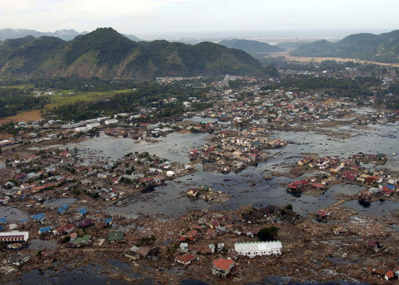 Unheimliches Foto von Touristen, die von der ersten Tsunamiwelle erfasst wurden, die mehr als 220.000 Menschenleben forderte