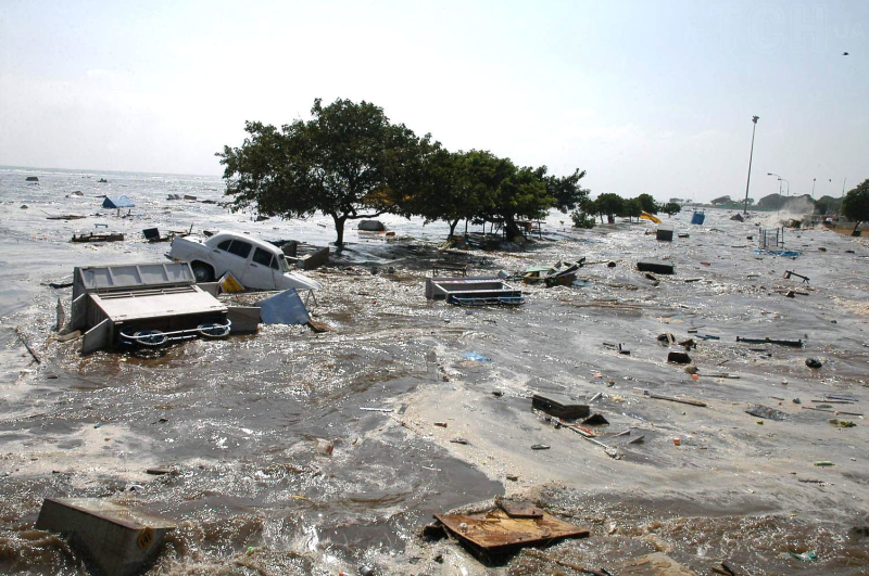 Unheimliches Foto von Touristen, die von der ersten Tsunamiwelle erfasst wurden, die mehr als 220.000 Menschenleben forderte