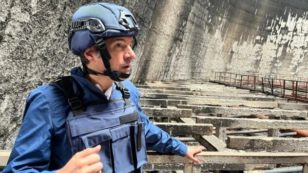 Der ausgebrannte Kühlturm im Kernkraftwerk Saporischschja muss wahrscheinlich abgerissen werden - Chef der IAEO“ /></p >
<p>Der Kühlturm des vorübergehend stillgelegten Kernkraftwerks Saporoschje, der letzten Monat bei einem Brand beschädigt wurde, muss voraussichtlich abgerissen werden.</p>
<p>Dies erklärte der Generaldirektor der Internationalen Atomenergiebehörde (IAEA), Rafael Grossi, nach seinem fünften Besuch im Kernkraftwerk Saporoschje.</p>
<h2>Der ausgebrannte Kühlturm im Kernkraftwerk Saporischschja muss abgerissen werden</h2>
<p>— Diesen Punkt weit oben im Turm konnten wir bis heute nicht erreichen, so dass wir den Schaden viel besser einschätzen können. „Dieses große Bauwerk ist für eine zukünftige Nutzung nicht geeignet und wird daher wahrscheinlich in Zukunft abgerissen“, sagte er. sagte Grossi.</p>
<p>Jetzt schaue ich </p>
<p>Das Video zeigt auch, wie der IAEO-Generaldirektor eine Pumpstation zur Wasserversorgung inspiziert, die seit der Zerstörung des Wasserkraftwerks Kachowka in der Südukraine durch russische Eindringlinge im Juni 2023 knapp ist.</p>
<p>Grossi besuchte auch ein Atomkraftwerk Brennstofflager.</p>
<p>Grossi besuchte auch ein Kernbrennstofflager.</p>
<p>Grossi besuchte auch ein Kernbrennstofflager.</p>
<p>Grossi besuchte auch ein Kernbrennstofflager Anlage.</p>
<p>Grossi besuchte auch ein Lager für Kernbrennstoffe.</p>
<p>Grossi besuchte auch ein Lager für Kernbrennstoffe.</p>
<p> p> </p>
<p>Wir nehmen zur Kenntnis, dass IAEA-Generaldirektor Grossi besuchte zum fünften Mal das Kernkraftwerk Zaporozhye. Dieses Mal konzentrierte er sich bei seinem Besuch auf die erheblichen Verluste, die durch einen Brand in einem seiner Kühltürme Anfang August verursacht wurden.</p>
</p>
<h2>Brand im Kernkraftwerk Saporischschja am 11. August< /h2> </p>
<p >Wir möchten Sie daran erinnern, dass russische Eindringlinge am Abend des 11. August ein Feuer im Kernkraftwerk Saporoschje gelegt und Autoreifen im Kühlturm in Brand gesteckt haben.</p>
<p>Die Ursache des Brandes im Kühlturm Nr. 1 soll die Fahrlässigkeit der Eindringlinge oder vorsätzliche Brandstiftung gewesen sein.</p>
<p>Bereits am Morgen des 12. August brach das Feuer auf dem Gelände des Kernkraftwerks Saporischschja aus ausgelöscht.</p>
<p>Präsident Wladimir Selenskyj äußerte sich zu diesem Verbrechen der Russischen Föderation und stellte fest, dass nur die ukrainische Kontrolle über das Kernkraftwerk Saporischschja eine Rückkehr zur völligen Sicherheit garantieren kann.</p>
<p>In seinem eigenen Namen Im Gegenzug bemerkten IAEO-Spezialisten nach der Inspektion des Kühlturms im Kernkraftwerk Saporischschja am 13. August keine Reifenreste oder Überreste von Drohnen.</p>
</p>
</p>
</p >
<!-- relpost-thumb-wrapper --><div class=