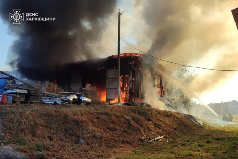 Feuer und Verwundete: Die Russische Föderation beschießt eine Farm in der Region Charkow mit Streumunition