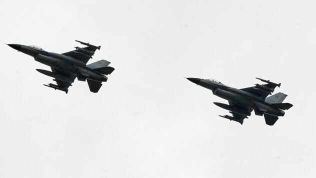 Es werden weitere F-16 am Himmel sein: Umerov über die Ausbildung ukrainischer Piloten in Rumänien“ />< /p> </p>
<p>Es werden weitere F-16-Kampfflugzeuge am ukrainischen Himmel stationiert sein, eine Gruppe unserer Piloten wird bereits in Rumänien ausgebildet.</p>
<p>Das gab der Verteidigungsminister der Ukraine bekannt dies nach einem Telefongespräch mit seinem rumänischen Amtskollegen Angel Tilvar<strong >Rustem Umerov.</strong></p>
<p>— Schwerpunktthema — Stärkung des Schutzes des ukrainischen Himmels vor russischen Raketen und Drohnen. Die Ukraine wird in Kürze von rumänischen Partnern ein neues Patriot-Luftverteidigungssystem erhalten. Es wird auch mehr F-16 am ukrainischen Himmel geben: Eine Gruppe unserer Piloten absolviert bereits eine Ausbildung in Rumänien, — er schrieb in <b></b> X. </p>
<p>Jetzt schaue ich </p>
<p>Darüber hinaus dankte Umerov Rumänien für die Unterstützung und Stärkung der ukrainischen Luftverteidigung.</p>
<p>— Wir haben vereinbart, die Zusammenarbeit fortzusetzen. Ich plane meinen Besuch in Rumänien, — Er informierte.</p>
<h2>Rumänien bildet ukrainische Piloten auf der F-16 aus</h2>
<p>Auf der <b></b>Website des rumänischen Verteidigungsministeriums, basierend auf den Ergebnissen der Im Gespräch zwischen den beiden Ministern stellten sie fest, dass Rumänien sich bemüht, die Streitkräfte der Ukraine auf bilateraler Basis zu unterstützen und die multinationalen Hilfsprojekte, an denen Rumänien beteiligt ist, wirksam zu koordinieren.</p>
<blockquote>
<p>— Der rumänische Verteidigungsminister sagte auch, dass Rumänien sich weiterhin für die Bemühungen zur Unterstützung der Ukraine im Rahmen der Koordinierung der Kontaktgruppe zur Ukraine engagieren werde, und bekräftigte in diesem Zusammenhang, wie bereits zu Beginn der Initiative festgestellt wurde, die Bereitschaft Rumäniens, Bedingungen dafür zu schaffen Ukrainische Piloten beginnen mit der praktischen Ausbildung im Europäischen Ausbildungszentrum in Fetesti, — sagt in der Nachricht.</p>
</blockquote>
<p>Darüber hinaus bekräftigte Tilvar das starke Engagement Rumäniens, die Ukraine weiterhin zu unterstützen, auch in den Bereichen Ausbildung im Rahmen von UMAM und der von Großbritannien geführten INTERFLEX-Operation.</p>
<p>Unter anderem tauschten die Minister ihre Ansichten über die Sicherheitslage in aus die Schwarzmeerregion im Kontext des russischen Angriffskrieges gegen die Ukraine. Tilwar bekräftigte seine scharfe Verurteilung der ungerechtfertigten russischen Angriffe, die ernsthaft gegen das Völkerrecht verstoßen.</p>
<p>— Leider ist das Schwarze Meer infolge der aggressiven Aktionen der Russischen Föderation keine Zone der Zusammenarbeit mehr, sondern hat sich in einen Schauplatz militärischer Operationen verwandelt.</p>
<p>Rumänien verurteilt dies auf das Schärfste unprovozierte und illegale Aggression Russlands gegen das ukrainische Volk, insbesondere die Angriffe auf die ukrainische Bevölkerung und zivile Infrastruktur, — erklärte der Minister.</p>
<p>Wir möchten Sie daran erinnern, dass das Unterhaus des rumänischen Parlaments <b></b> am 3. September einen Gesetzentwurf verabschiedet hat, der den Transfer von Patriot-Raketenabwehrsystemen in die Ukraine ermöglicht .</p>
</p></p>
<!-- relpost-thumb-wrapper --><div class=