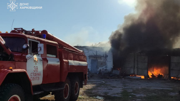 Feuer und Verwundete: Die Russische Föderation beschießt eine Farm in der Region Charkow mit Streumunition