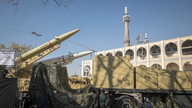 Bereit, mit erheblichen Konsequenzen zu reagieren: Die Vereinigten Staaten über die Übergabe iranischer Raketen an die Russen Föderation“ /></p>
<p> < p>Jeder Transfer ballistischer Raketen vom Iran nach Russland würde eine „dramatische Eskalation“ bedeuten. in Russlands Angriffskrieg gegen die Ukraine, und die Vereinigten Staaten sind bereit, mit „erheblichen Konsequenzen“ zu reagieren.</p>
<p>Dies erklärte der Sprecher des US-Außenministeriums, Vedant Patel.</p>
<h2>Die Die Vereinigten Staaten sind bereit, dem Iran wegen der Lieferung ballistischer Raketen an Russland zu antworten.</h2>
<p>Der Sprecher des Außenministeriums wies darauf hin, dass die Vereinigten Staaten über Berichte über den Transfer iranischer ballistischer Raketen an Russland besorgt seien.</p>
<p>Jetzt </p>
<p>Ihm zufolge würde der Transfer iranischer ballistischer Raketen nach Russland eine „dramatische Eskalation“ bedeuten. Irans Unterstützung für einen umfassenden russischen Krieg gegen die Ukraine.</p>
<p>„Wir haben wie unsere Partner auf den G7- und NATO-Gipfeln klar zum Ausdruck gebracht, dass wir zu einer ernsthaften Reaktion auf solche Maßnahmen bereit sind. „Ich werde nicht zu weit gehen, aber ich habe bereits zuvor über die wachsende Besorgnis über die Vertiefung der Sicherheitspartnerschaft zwischen Russland und dem Iran seit Beginn der umfassenden Invasion Russlands in der Ukraine gesprochen“, sagte Patel.</p>
<p>Ihm zufolge beobachten die Vereinigten Staaten weiterhin genau die Situation und insbesondere die Maßnahmen von Präsident Pezeshkian, der weiterhin öffentlich erklärt, dass die Verbesserung der Wirtschaft seines Landes von einer Verbesserung der Außenbeziehungen und der Position Irans in der Welt abhängt.</p>
<p >Wie der Vertreter des US-Außenministeriums jedoch feststellte, können solche Aussagen nicht mit Berichten über den Transfer von Raketen kombiniert werden, die die internationale Sicherheit und internationale Ordnung bedrohen.</p>
<h2>Iran beliefert Russland mit ballistischen Raketen</h2>
<p>Wir erinnern daran, dass die Europäische Union kürzlich bestätigt hat, dass der Iran die Russische Föderation mit ballistischen Raketen beliefert hat, mit denen die russische Armee auf das Territorium der Ukraine schießen will.</p>
<p>Dies erklärte der Vertreter von Der Außenpolitische Dienst der EU, Peter Stano.</p>
<p>– Wir haben die von den Alliierten bereitgestellten Informationen über Lieferungen iranischer ballistischer Raketen an Russland überprüft, sagte Stano.</p>
<p>Und fügte diese Informationen auch hinzu wird eingehend geprüft, und wenn es sich bestätigt, drohen dem Iran eine Reihe neuer Sanktionen.</p>
<p>Der Iran selbst wiederum bestreitet weiterhin seine Beteiligung an der Lieferung von Raketen an Russland.</p>
</p></p>
<!-- relpost-thumb-wrapper --><div class=