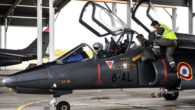 Frankreich hat die erste Gruppe ukrainischer Piloten auf Alphajet-Flugzeugen ausgebildet