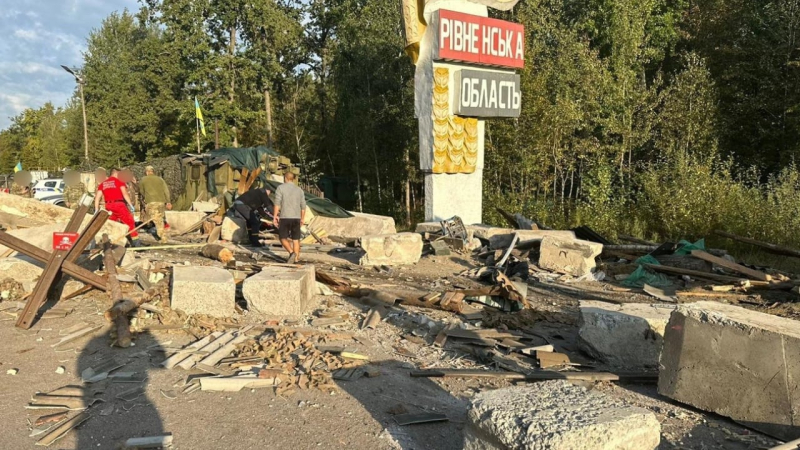 Ein Polizist starb: In der Region Riwne fuhr ein Gastanker in einen Kontrollpunkt