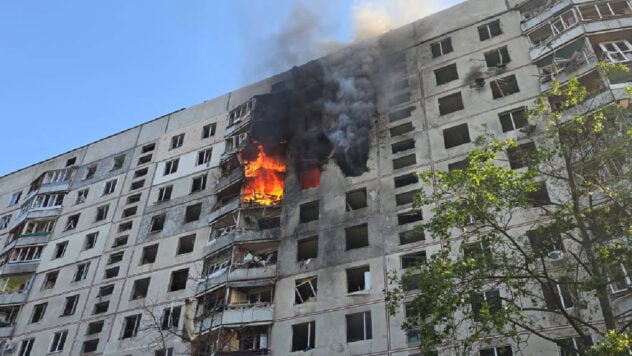 Explosionen in Charkow am 15. September: Eine Person wurde in einem Hochhaus getötet, Kinder wurden verletzt“ /></p >
<p>Bei den Explosionen in Charkow am 15. September wurde eine Person getötet und 43 weitere verletzt.</p>
<p><b> Aktualisiert am 16. September</b>. </p>
<h2>Explosionen im Stadtteil Nemyschljanski von Charkow am 15. September: Was ist bekannt</h2>
<p>Die Explosionen in Charkow am 15. September ereigneten sich gegen 15:30 Uhr.</p>
<p>Jetzt ansehen </p>
<p>Zu diesem Zeitpunkt griffen russische Truppen die Stadt nach vorläufigen Angaben mit einer verstellbaren Fliegerbombe FAB-250 mit einem UMPC-Modul (Planung und Korrektur) aus einem Su-34-Flugzeug an.</p>
<p>Der Angriff traf a 12-stöckiges Wohngebäude in der Gegend von Nemyschljanskoje.</p>
<p>Feindliche Flugzeugmunition schlug zwischen dem neunten und zehnten Stockwerk ein. Das ausgebrochene Feuer wurde am 15. September gegen 22:00 Uhr gelöscht.</p>
<p>Neben dem 12-stöckigen Gebäude wurden 22 Wohnhäuser und zwei Dutzend Autos durch den Beschuss beschädigt.</p>
<p> < h2>Explosionen im Charkower Stadtteil Nemyschljanski am 15. September: Opfer und Verletzte</h2>
<p>Am 15. September gegen 21:30 Uhr wurde im neunten Stock eines Hauses in Charkow ein Toter aus den Trümmern freigelassen Bezirk Nemyschljanski in Charkow.</p>
<p> > </p>
<p>Es ist unmöglich, die Leiche zu identifizieren, da sie fast vollständig verbrannt war.</p>
<p>Die Identität wird erst nach einer DNA-Untersuchung festgestellt.</p>
<p> < p>Es wird vermutet, dass es sich dabei um eine 94-jährige Frau handelt, die nach dem Einschlag einer Fliegerbombe in ihrem Haus als vermisst gilt.</p>
<p><strong>Weitere 43 Menschen wurden verletzt. Vier davon sind Kinder</strong>. Dabei handelt es sich um drei Jungen im Alter von einem Jahr, 12 und 13 Jahren sowie ein vierjähriges Mädchen.</p>
<p>Zwölf Erwachsene und zwei Kinder liegen in Krankenhäusern.</p>
<p>A Der Zustand eines 12-jährigen Jungen und eines 70-jährigen Mannes ist ernst.</p>
<p>Ein Mann und sein Hund wurden aus dem 12. Stock gerettet.</p>
</p>
<p> < p>Der Krieg in vollem Umfang dauert in der Ukraine bereits seit dem 936. Tag an. </p>
<p>Sie können die Lage in den Städten auf der interaktiven Karte der Militäroperationen in der Ukraine und auf der Karte der Luftangriffe in der Ukraine verfolgen .</p>
</p></p>
<!-- relpost-thumb-wrapper --><div class=