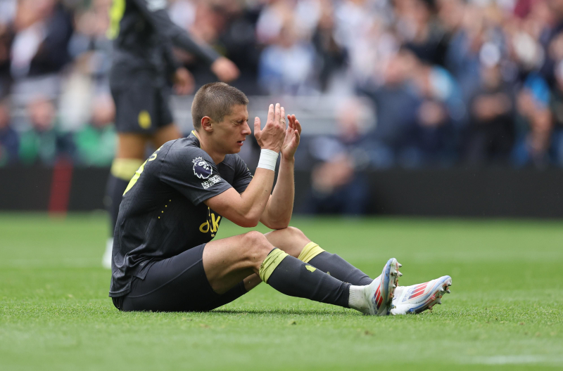 Der Anführer der ukrainischen Nationalmannschaft verletzte sich im Premier-League-Spiel: Seine Mannschaft wurde zum zweiten Mal in Ungnade gefallen Mal in Folge“ /></p>
<p> Vitaly Mikolenko verletzte sich im Spiel gegen Aston Villa/Foto Getty Images</p>
<p _ngcontent-sc101 class=