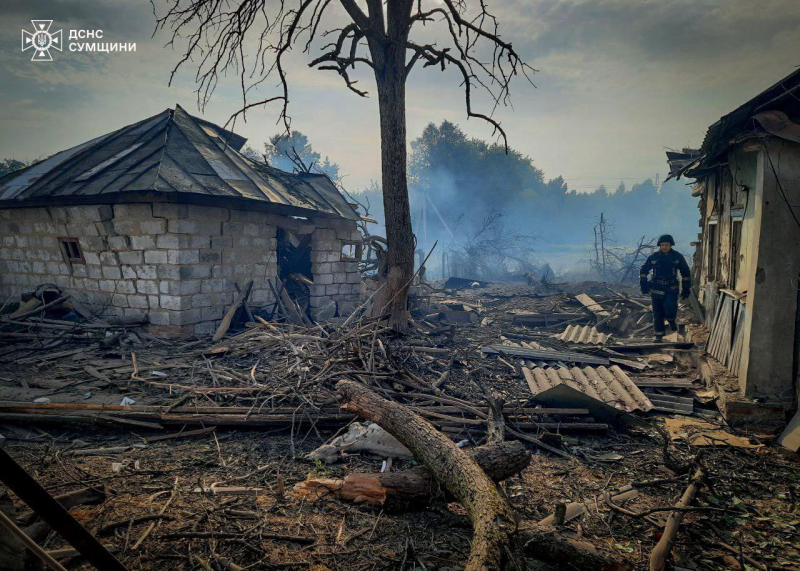 Ankunft in russischen Lagerhäusern in Mariupol und Explosionen in Saporoschje: Ereignisse der Nacht von 13. September“ />< /p> </p>
<h2>Explosionen in Saporoschje</h2>
<p>In der Nacht vom 12. auf den 13. September waren in Saporoschje Explosionen zu hören. Vor den Explosionen in Saporoschje warnte die Luftwaffe vor der Aktivität feindlicher taktischer Flugzeuge, sodass eine Gefahr für die Frontgebiete bestand. Bisher liegen keine Informationen von lokalen oder regionalen Behörden zu den Explosionen vor.</p>
<h2>Drohnenangriff auf Odessa</h2>
<p>In der Nacht griffen die Russen Odessa und die Region mit Shahed-Angriffsdrohnen an. Die intensive Kampfarbeit der Luftverteidigungskräfte dauerte eine Stunde.</p>
<p>Durch herabstürzende Trümmer wurden in Odessa und der Region vier Garagen, Verglasungen in 20 privaten Wohngebäuden, vier Autos und zwei Anbauten an Wohngebäuden beschädigt. Eine Person wurde verletzt: Ein 74-jähriger Mann hatte eine Schnittwunde am Arm. Ärzte leisteten vor Ort Hilfe.</p>
<h2>Die Russische Föderation versucht, die Grauzone auf den Inseln und an der Mündung des Dnjepr zu besetzen</h2>
<p>Vertreter der operativ-strategischen Truppengruppe von Tavria Dmitry Likhovy sagte, dass es unseren Einheiten in Richtung Dnjepr gelingt, Stellungen am linken Dnjepr-Ufer zu halten. Es ist nicht nur Krynki — Dies sind sieben Standorte, beginnend an der Mündung des Dnjepr und östlich von Krynoki.</p>
<p>Allein in der letzten Woche versuchten die Russen etwa 60 Mal, das linke Dnjepr-Ufer zu stürmen.</p>
<h2>In Kiew berichtete ein Mann, er sei von einem Volksabgeordneten geschlagen worden</h2>
<p>In der Mitte Aus Kiew wandte sich ein Mann an die Polizei von Pechersk, weil er angeblich von einem Volksabgeordneten geschlagen worden sei.</p>
<p>— Die Polizei von Pechersk erhielt von einem Mann einen Bericht über eine Prügelstrafe. Das Opfer gab an, von einem Volksabgeordneten der Ukraine geschlagen worden zu sein, teilte die Strafverfolgungsbehörde in einer Erklärung mit.</p>
<p>Die Polizei hat den Bericht registriert und prüft ihn nun. Von welchem ​​Stellvertreter sie sprechen, machten die Polizeibeamten nicht.</p>
<p>Nun wollen die Russen eine Grauzone auf den Inseln bzw. in dem Gebiet besetzen, das am linken Ufer von den Kanälen des Dnjepr durchschnitten wird. Die Kämpfe dort werden durch die Notwendigkeit einer Logistik mit Hilfe von Booten und Jetskis erschwert.</p>
<p>Der Krieg in vollem Umfang in der Ukraine dauert seit 933 Tagen.</p>
<p>Die Situation in den Städten können auf der interaktiven Karte der Militäreinsätze in der Ukraine und der Karte der Luftangriffswarnungen in der Ukraine überwacht werden.</p>
</p></p>
<!-- relpost-thumb-wrapper --><div class=