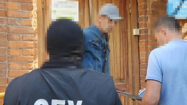 Ich beobachtete die Kolonnen der Streitkräfte der Ukraine, um sie anzugreifen: Ein russischer Agent war dabei in der Region Winnyzja festgenommen“ />< /p> </p>
<p>In der Region Winnyzja entlarvten Polizeibeamte einen russischen Agenten, der Konvois ukrainischen Militärpersonals überwachte, um Informationen über deren Routen zu erhalten und den Angriff auf dieser Grundlage anzupassen .</p>
<p>Der Sicherheitsdienst der Ukraine hat dies gemeldet.</p>
<p>Dies wurde vom Sicherheitsdienst der Ukraine gemeldet.</p>
<h2>In der Region Winnyzja hat ein Sanitäter dies ausspioniert Kolonnen der Streitkräfte der Ukraine</h2>
<p>Der feindliche Verbündete arbeitete in den zentralen Regionen der Ukraine. Im Wesentlichen hat er die Bewegung der Ausrüstung der ukrainischen Streitkräfte in Richtung der Front ausspioniert.</p>
<p>Jetzt beobachten sie </p>
<p>Der russische Agent spionierte Einheiten der ukrainischen Streitkräfte aus, die sich entlang der Straßen von Winniza bewegten und Tscherkassy-Regionen.</p>
<p>Wie sich herausstellte, plante der Sonderdienst der Russischen Föderation, die Bewegungsrouten der Kolonnen ukrainischer Truppen in Echtzeit zu verfolgen, um den Luftangriff gegen sie anzupassen.</p >
<p>Zu diesem Zweck rekrutierte der FSB einen Sanitäter aus einer der medizinischen Einrichtungen in der Region Winnyzja. Der 51-Jährige wurde von den Besatzern ins Visier genommen, weil er in Telegram-Kanälen aktiv seine kremlfreundliche Position zum Ausdruck brachte.</p>
<p>Auf Anweisung der Russischen Föderation fuhr der Agent mit seinem eigenen Auto auf überregionale Autobahnen , wo er die Bewegung von Einheiten der Streitkräfte der Ukraine überwachte.</p>
<p> < p>Eine Episode wurde aufgezeichnet, als ein feindlicher Handlanger fast 100 km hinter einem Militärkonvoi der ukrainischen Streitkräfte herfuhr.</p>
<p>So wollte er die Route der ukrainischen Verteidiger sowie die Anzahl und Art der Ausrüstung im Konvoi bestimmen.</p>
<h2 >Welche Strafe droht dem russischen Agenten</h2>
<p> Später nahmen Spionageabwehrbeamte des SBU den Verräter in der Nähe seines Hauses fest. Während der Festnahme wurde das Telefon des Agenten beschlagnahmt, mit dem er mit dem Blogger Sergei Lebedew (besser bekannt als Shaggy) aus Donezk kommunizierte, der der sogenannte FSB-Verbindungsmann war.</p>
<p>Der russische Agent ist jetzt da Gewahrsam. Er wurde über den Verdacht gemäß Teil 2 der Kunst informiert. 111 des Strafgesetzbuches der Ukraine (Hochverrat im Rahmen des Kriegsrechts).</p>
<p>Dem Angreifer droht lebenslange Haft mit Beschlagnahme von Eigentum.</p>
</p>
</p>
<p>< /p ></p>
<!-- relpost-thumb-wrapper --><div class=