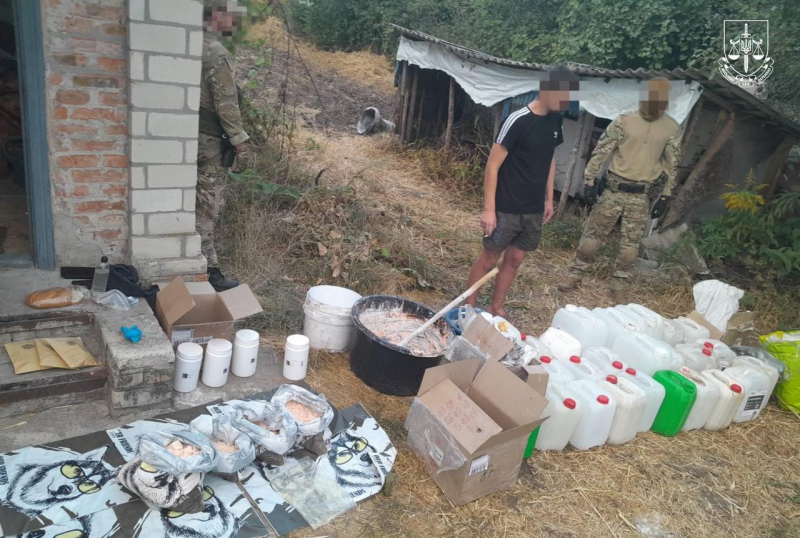 Mehr als 200 Suchanfragen: In der Ukraine wurde eine Sonderoperation durchgeführt um den Verkauf von Waffen und Drogen aufzudecken“ /></p >
<p><img decoding=