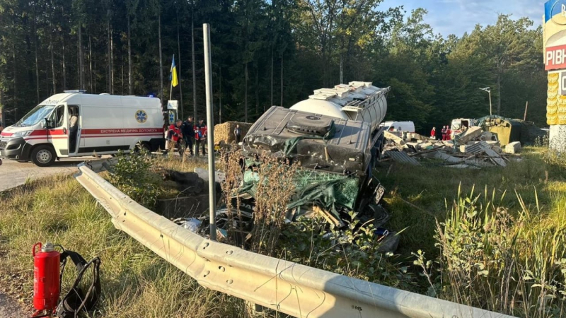 Ein Polizist starb: Ein Tankwagen fuhr in einen Kontrollpunkt in der Region Riwne