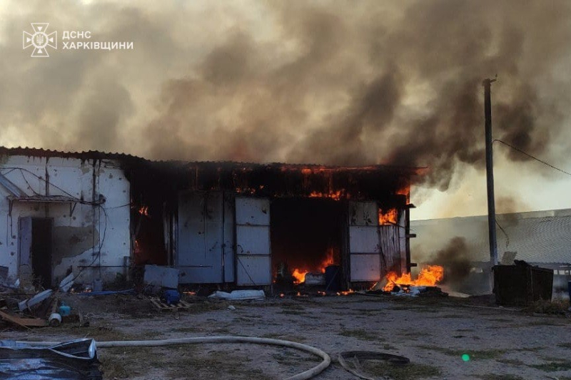 Feuer und Verwundete: Die Russische Föderation beschießt eine Farm in der Region Charkow mit Streumunition