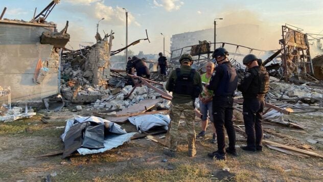 Die Russen warfen eine hochexplosive Bombe auf den Markt in Kovsharovka in der Region Charkow: dort sind tot“ /></p >
<p>Heute Nachmittag haben die Russen eine hochexplosive Luftbombe (FAB) auf ein Geschäft im Dorf Kovsharovka in der Region Charkow abgeworfen. Es gibt Todesopfer.</p>
<p>Dies wurde von Sergei Bolvinov, Leiter der Ermittlungsabteilung der Hauptdirektion der Nationalen Polizei in der Region Charkow, gemeldet.</p>
<h2>Fantastischer Angriff auf Kivsharovka</h2 >
<p>Ihm zufolge schlug der Feind eine hochexplosive Bombe auf den Markt. Die Explosion beschädigte einen Kindergarten, Geschäfte, ein Gebäude eines Versorgungsunternehmens und einer freiwilligen Feuerwehr.</p>
<p>Jetzt beobachten </p>
<p>Eines der Geschäfte wurde bis auf die Grundmauern zerstört. Dort starben eine 53-jährige Verkäuferin und ein 43-jähriger Kunde. Zwei weitere Frauen wurden durch feindlichen Beschuss verletzt.</p>
<p>Nach Angaben von Sprengstoffexperten warfen die Russen das 250 Kilogramm schwere UMPC auf das FAB-Dorf ab. Polizeibeamte arbeiten am Tatort eines Kriegsverbrechens.</p>
<p>Kovsharovka auf der Karte</p>
<p>Kovsharovka — ein Dorf in der Stadtgemeinde Kupjanskaja in der Region Charkow. Kovsharovka liegt am linken Ufer des Flusses Oskol. Im Jahr 2001 lebten in Kovsharovka 20.729 Einwohner, im Jahr 2023 lebten dort 1.500 Menschen.</p>
<p><img decoding=