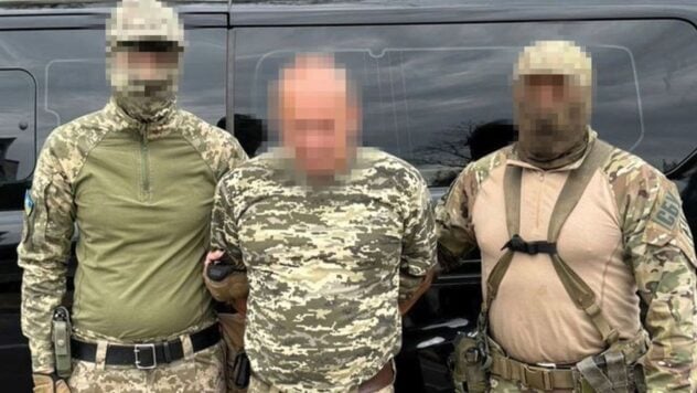 Er richtete Raketen auf seine Brigade der Streitkräfte der Ukraine: Ein russischer Agent wurde festgenommen Charkow“ /></p>
<p>In Charkow entlarvten Polizeibeamte einen russischen Agenten, der feindliche Raketen auf seine Brigade der Streitkräfte der Ukraine richtete und die Flucht in das Aggressorland plante.</p>
<p> < p>Der Sicherheitsdienst der Ukraine meldet dies.</p>
<h2>Der russische Agent hat Raketen auf Ihre Brigade der ukrainischen Streitkräfte gerichtet: Was ist bekannt?</h2>
<p>Es stellte sich heraus, dass es sich bei dem Verräter um einen 45-jährigen Einwohner von Charkow handelte, der kürzlich mobilisiert worden war.</p>
<p>Jetzt beobachten </p>
<p>Im August dieses Jahres wurde der Mann per Fernzugriff vom russischen Militärgeheimdienst rekrutiert.</p>
<p>Auf Anweisung der Russischen Föderation musste der Angreifer den Luftangriff auf einen von Einheiten seiner Brigade der Streitkräfte der Ukraine anpassen.</p>
<p>Der russische Sonderdienst versprach, dies zu tun ihn auf russisches Territorium, wo der Mann vorhatte, sich den russischen Streitkräften anzuschließen und auf der Seite des Feindes gegen die Ukraine zu kämpfen.</p>
<p>Damit die Eindringlinge das Feuer lenken konnten, markierte der Agent die für den Feind notwendigen Standorte auf einer Google-Karte und schickte einen Screenshot an den russischen Kurator.</p>
<p>Darüber hinaus führte der Verräter zusätzliche Erkundungen in der Nähe der Stellungen von durch die ukrainische Luftverteidigung, die die Russen während des Raketenangriffs umgehen wollten. </p>
<p>Vor einem feindlichen Angriff musste der Agent an einem bestimmten Ort an der Frontlinie ankommen, und die Besatzer — Erstellen Sie einen sogenannten Korridor, damit er die Frontlinie überqueren kann.</p>
<p><img decoding=