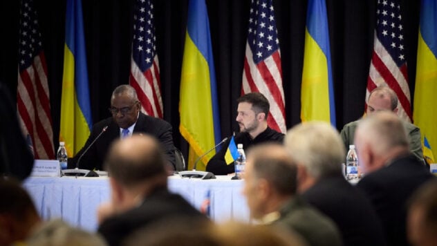 Hat Austin mit Selenskyj über den Siegesplan der Ukraine gesprochen – Erklärung des Pentagon-Chefs“/></p >
<p>Pentagon-Chef Lloyd Austin und der ukrainische Präsident Wladimir Selenskyj sprachen nicht über einen Plan für den Sieg in einem umfassenden Krieg. Es sollte US-Präsident Joe Biden vorgelegt werden.</p>
<h2>Der Plan für den Sieg der Ukraine im Krieg</h2>
<p>Der US-Verteidigungsminister sagte während eines Briefings nach dem Treffen im Ramstein-Format, dass während Das Treffen mit dem Präsidenten der Ukraine war eine hochkarätige Diskussion.</p>
<blockquote>
<p>— Aber wir haben den Plan für den Sieg nicht besprochen. Obwohl wir über andere Dinge gesprochen haben. Aber wir haben dieses spezielle Thema nicht besprochen. Selenskyj wird diesen Plan Biden und anderen Führern vorstellen, wenn sich die Gelegenheit dazu bietet, — sagte der Chef des Pentagons.</p>
</blockquote>
<p>Der Sieg der Ukraine ist erreichbar, glaubt Lloyd Austin. Seiner Meinung nach könnte der Krieg schnell enden, wenn Kreml-Diktator Wladimir Putin beschließt, die russischen Truppen abzuziehen.</p>
<p>Wird gerade </p>
<p>— Wir müssen verstehen, wie man den absoluten Sieg definiert. Die Ukraine will ihr eigenes souveränes Territorium schützen. Wir werden ihr dabei helfen, — erklärt der US-Verteidigungsminister.</p>
<p>Ende August sagte der ukrainische Präsident Wladimir Selenskyj, dass er im September US-Präsident Joe Biden einen Plan für den Sieg der Ukraine im Krieg mit Russland vorlegen will.</p>
<p>Ihm zufolge beinhaltet dieser Plan den Einsatz der ukrainischen Streitkräfte in der Region Kursk. Laut dem Staatsoberhaupt soll dieser Plan zeigen, ob die Alliierten bereit sind, dass die Ukraine den Krieg gewinnt, oder ob sie Russland lediglich eindämmen wollen.</p>
</p></p>
<!-- relpost-thumb-wrapper --><div class=