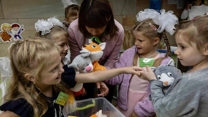 Neues Schuljahr in der Ukraine: Selenskyj zeigte berührende Aufnahmen von Schülern aus Schulen