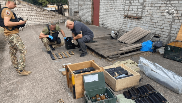 Mehr als 200 Durchsuchungen: In der Ukraine wurde eine Sonderoperation durchgeführt, um den Verkauf von Waffen aufzudecken und Drogen“ /></p>
<p>Die Vertriebskanäle für Waffen, Munition und Betäubungsmittel wurden während einer groß angelegten Sonderaktion blockiert. Möglich wurde dies durch die Verfahrensführung spezialisierter Staatsanwaltschaften im Verteidigungsbereich der Generalstaatsanwaltschaft zusammen mit Mitarbeitern des DSR der Nationalen Polizei der Ukraine, Ermittlungsabteilungen der Hauptdirektion der NP in den Regionen und der SBU und der DBR.</p>
<blockquote>
<p>– Aufgrund der Ergebnisse der Ermittlungsmaßnahmen wurde bei 49 Personen der Verdacht der illegalen Lagerung und des Verkaufs von Waffen und Munition in der gesamten Ukraine sowie der Aneignung von Waffen und Munition gemeldet (Artikel 263, Artikel 410 des Strafgesetzbuchs der Ukraine). . Weitere 67 Personen wurden über den Verdacht des illegalen Drogenhandels informiert (Artikel 307, Artikel 309, Artikel 255 des Strafgesetzbuches der Ukraine), — berichtet die Generalstaatsanwaltschaft.</p>
</blockquote>
<h2>Durchsuchungen mit Beschlagnahme von Waffen und Drogen</h2>
<p>Im Rahmen der Ermittlungen führten Polizeibeamte mehr als 129 Durchsuchungen durch, bei denen Waffen und Munition beschlagnahmt wurden. Dies sind 12 Mörser- und Panzerabwehrminen, 187 Granatwerfer und fast 180 Patronen dafür, über 85 Maschinengewehre und Maschinengewehre, 20 Einheiten selbstgebauter Schusswaffen, 124 Zünder, 124 TNT-Blöcke, über 173 Granaten, 4,5 Schießpulver und Artilleriegeschosse .</p >
<p>Außerdem wurden in mehreren Regionen der Ukraine mehr als 69 Durchsuchungen durchgeführt, bei denen psychotrope Substanzen im Wert von mehr als 15,5 Millionen UAH entdeckt und beschlagnahmt wurden – das sind 15 kg Amphetamin, mehr als 7.000 MDMA-Tabletten mit einem Gewicht von etwa 3 kg, fast 1 kg Cannabis, mehr als 80 Gramm einer besonders gefährlichen psychotropen Substanz – PVP, Hanf, sowie 100.000 UAH, Mobiltelefone, SIM-Karten, Bankkarten, Waagen und grobe Banknoten.</p>
<p>Jetzt Beobachten </p>
<p><img class=