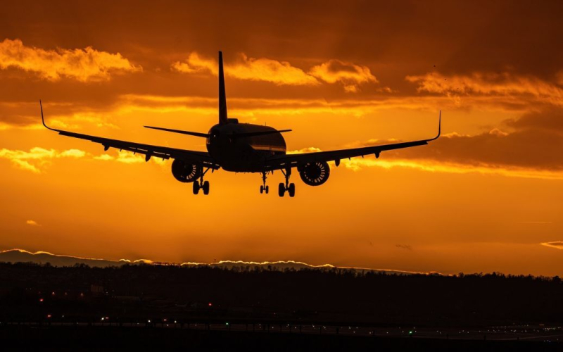 Der Flughafen Tel Aviv stellt Flüge ein : Was ist der Grund? /></p>
<p><strong>Ein Streik könnte „die gesamte israelische Wirtschaft“ stoppen.</strong></p>
<p>In Israel der <strong>Ben Gurion International Airport Aufgrund des landesweiten Streiks, der am 2. September ausbrach, beschloss Tel Aviv, Abflüge und Ankünfte von Flügen für zwei Stunden ab 8 Uhr einzustellen.</p>
<p>CNN schreibt darüber.</p >
<p >Der Protest wurde durch die Ermordung von sechs Geiseln in Gaza ausgelöst, deren Leichen am Wochenende entdeckt wurden.</p>
<p><em>„Drei der Getöteten, darunter der israelisch-amerikanische Gersh Goldberg-Paulin, sollten getötet werden „Als Ergebnis des Waffenstillstands wurde abgefeuert</em>“, heißt es in dem Bericht.</p>
<p>Der Angriff könnte „die gesamte israelische Wirtschaft“ zum Erliegen bringen, um die Regierung zu zwingen, eine Einigung über die Freilassung von Geiseln und einen Waffenstillstand zu erzielen. </p>
<p>Danach gingen am 1. September Zehntausende Israelis auf die Straße. Sie protestierten für einen Waffenstillstand, einen Waffenstillstand mit der Hamas und die Rückkehr der Gefangenen nach Hause.</p>
<p>Es wird darauf hingewiesen, dass der Initiator des groß angelegten Streiks Israels größte Gewerkschaft, die Histadrut, war. Tausende Menschen versammelten sich vor Netanyahus Büro in Jerusalem. In Tel Aviv marschierten Angehörige der Geiseln mit Särgen, die die Opfer symbolisierten.</p>
<p>Die Gewerkschaft sagte, dass die Proteste am 2. September fortgesetzt würden.</p>
<p>Zuvor wurde berichtet, dass Israel und die Hamas dies nicht könnten einigen sich auf Waffenstillstand im Gazastreifen.</strong></p>
<h4>Verwandte Themen:</h4>
<p>Weitere Nachrichten</p>
<!-- relpost-thumb-wrapper --><div class=