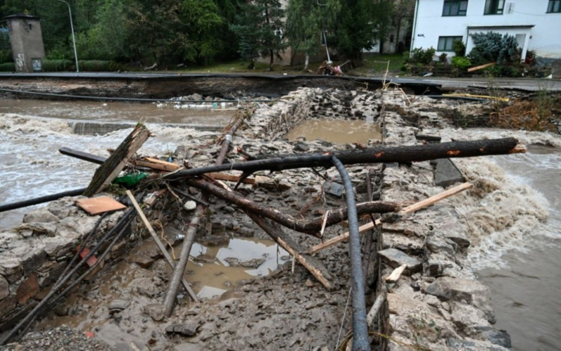 Groß Wasser in Polen: Was machen Plünderer – schockierende Details“ /></p>
<p><strong>Plünderer sind in Polen aktiver geworden und profitieren von den Flutopfern.</strong></p>
<p>In Polen sagten sie über Plünderer, die von Opfern starker Überzeugungen profitieren. Sie beraubten Retter und organisierten eine Scheinsammlung für die angeblich durch schlechtes Wetter Verletzten.</p>
<p>Die polnische Veröffentlichung onet.pl schreibt darüber.</p>
<p>Die polnische Polizei sagte, dass 1.000 Zloty und a Aus dem Zimmer der WOPR-Retter im Wohnheim der Breslauer Wirtschaftsuniversität wurde eine Kamera mit einem Objektiv im Wert von 20.000 Zloty gestohlen.</p>
<p>Die Plünderer organisierten außerdem 34 gefälschte Sammlungen für Flutopfer. Darüber hinaus wurden 21 Social-Media-Konten entdeckt, die Desinformation verbreiteten.</p>
<h4>Verwandte Themen:</h4>
<p>Weitere Nachrichten</p>
<!-- relpost-thumb-wrapper --><div class=