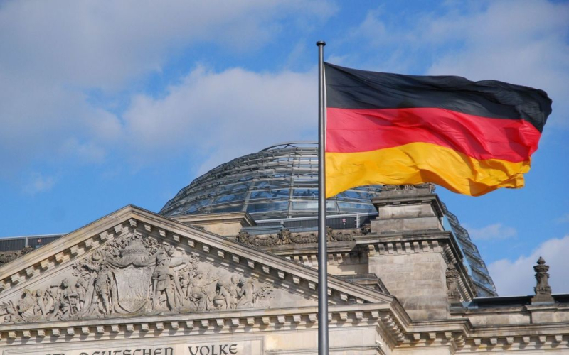 Der Bundestag hat angenommen eine wichtige Entscheidung bezüglich der militärischen Unterstützung der Ukraine“ /></p>
<p><strong>Die Hilfe aus Deutschland wird den Kauf von zusätzlicher Luftverteidigungsausrüstung, Panzern, Drohnen und Munition ermöglichen.</strong></p>
<p >Der Deutsche Bundestag hat einer Aufstockung der Mittel zur militärischen Unterstützung der Ukraine um rund 400 Millionen Euro zugestimmt.</p>
<p>Diese Entscheidung wurde auf der offiziellen Website der Bundesregierung bekannt gegeben.</p>
<p>„Dies wird den Kauf von zusätzlicher Luftverteidigungsausrüstung, Panzern, Drohnen, Munition und Ersatzteilen ermöglichen, was die ukrainischen Streitkräfte bei der Verteidigung ihres Landes wirksam stärken wird“, heißt es in der Mitteilung.</p>
<p>Darüber hinaus wird aufgrund der Angesichts der Tatsache, dass Russlands Eroberungskrieg den ukrainischen Städten und der Infrastruktur enormen Schaden zugefügt hat, wird Deutschland kurzfristig weitere 170 Millionen Euro für die Wiederherstellung der ukrainischen Energieinfrastruktur bereitstellen.</p>
<p>Wir erinnern daran, dass der ukrainische Präsident Wladimir Selenskyj während Während seines Besuchs in den Vereinigten Staaten am 23. September traf er sich in New York mit dem deutschen Bundeskanzler Olaf Scholz. Das Treffen fand ohne Dolmetscher hinter verschlossenen Türen statt.</p>
<h4>Verwandte Themen:</h4>
<p>Weitere Neuigkeiten</p>
<!-- relpost-thumb-wrapper --><div class=