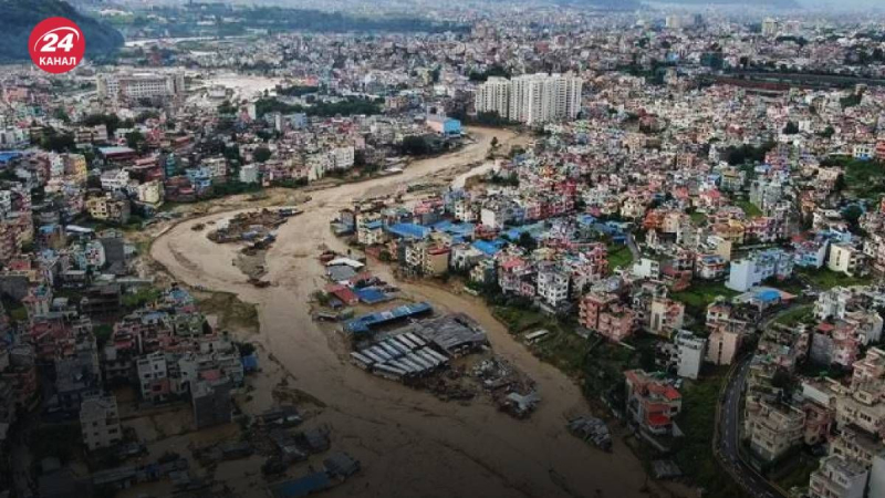 Menschen springen auf Dächer: großflächige Überschwemmungen in Nepal hat bereits fast 150 Todesopfer gefordert“ /></p>
<p>Infolge heftiger Regenfälle wurde ein Tal in der Hauptstadt Nepals überflutet/Collage 24 Channel</p>
<p _ngcontent-sc121 class=