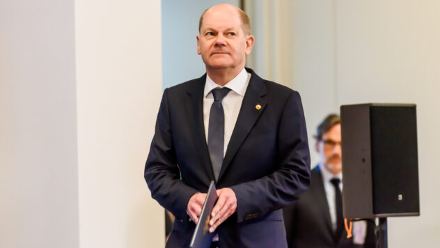 Der Triumph der Rechten zum ersten Mal seit dem Zweiten Weltkrieg: Wie die Wahlen in Thüringen und Sachsen gingen in Deutschland“ /> </p>
<p>Die Regierungskoalition von Bundeskanzler Olaf Scholz verlor am Sonntag zwei Regionalwahlen in Ostdeutschland, wobei rechts- und linkspopulistische Parteien in Thüringen mehr als 60 % der Stimmen gewannen und fast die Hälfte in Sachsen.</p>
<h2 >Kommunalwahlen in Deutschland: Thüringen und Sachsen</h2>
<p>Nach Prognosen der ARD erringt die Partei Alternative für Deutschland (AfD) in Thüringen einen Erdrutschsieg mit 32,8 %.</p>
<p>As Bloomberg schreibt, dies sei „der erste Sieg einer rechtsextremen Partei bei einer Wahl in Deutschland seit dem Zweiten Weltkrieg“, obwohl es unwahrscheinlich ist, dass sie eine Regierung bildet, da sie von anderen im Parlament vertretenen Parteien gemieden wird .</p>
<p>Gucke gerade </p>
<p>Drei Mitglieder der Scholz Alliance — Sozialdemokraten, Grüne und Freie Demokraten (FDP) — erhielten in beiden Bundesländern jeweils weniger als 15 %.</p>
<p>Die FDP erreichte nicht einmal annähernd die 5 %-Hürde für den Einzug in den Landtag und die Grünen scheiterten in Thüringen.</p >
<p>Die einzige Mainstream-Partei Die konservative CDU, die relativ gute Ergebnisse erzielt hat, wird voraussichtlich in Sachsen vor der Alternative für Deutschland gewinnen und in Thüringen den zweiten Platz belegen.</p>
<blockquote>
<p>— „Die Ergebnisse sind ein weiterer schwerer Schlag für Scholz und seine zutiefst unpopuläre Regierung und verdeutlichen das Risiko, dem sie vor den nächsten Bundestagswahlen in etwas mehr als einem Jahr ausgesetzt ist“, sagte er. schreibt Bloomberg.</p>
</blockquote>
<p>Nicht weniger beklagenswert sieht das Bild bei einer weiteren Landeswahl aus, die in drei Wochen in Brandenburg stattfinden wird — Region um Berlin und Heimat des Potsdamer Wahlkreises Scholz.</p>
<h2>Die Unterstützung für Scholz‘ Regierungskoalition sinkt</h2>
<p>Da die stagnierende Wirtschaft in Deutschland und die Migration ein großes Anliegen der Wähler sind, ist die bundesweite Unterstützung für die drei Regierungsparteien auf ein Rekordtief gesunken. Das konservative CDU/CSU-Bündnis wird von rund 32 % unterstützt — ungefähr so ​​viel wie SPD, Grüne und FDP zusammen, während die AfD, die sich die Besorgnis einiger Wähler über die Auswirkungen steigender Flüchtlingszahlen zunutze macht, auf dem zweiten Platz liegt — etwa 18 %.</p>
<p>Der Optimismus, dass Deutschland im Jahr 2024 nach zwei Jahren mit nahezu Nullwachstum wieder auf die Beine kommen wird, ist verblasst, da der erwartete Anstieg der Verbraucherausgaben ausgeblieben ist und der Industriesektor des Landes weiterhin Probleme hat, sagte Bloomberg.</p>
<p>Darüber hinaus ist die Der Mangel an Investitionen in die Basisinfrastruktur in den letzten Jahrzehnten hat ein Erbe hinterlassen, das zunehmend nicht mehr ignoriert werden kann.</p>
<p>Der Streit innerhalb der Regierungskoalition über die Bewältigung der Herausforderungen, vor denen die drittgrößte Volkswirtschaft der Welt steht, und der Mangel an wirksamen Lösungen haben offenbar dazu geführt, dass viele die drei Regierungsparteien abgelehnt haben.</p>
<blockquote><p>< p >— Obwohl es keine Überraschung war, könnte die Niederlage der Regierungsparteien in Sachsen und Thüringen zu erneuten Forderungen nach vorgezogenen Bundestagswahlen führen. Es könnte auch eine Debatte darüber auslösen, ob Scholz geeignet ist, die Sozialdemokraten in die Wahlen im kommenden September zu führen, — schreibt Bloomberg.</p>
</blockquote>
<h2>Was Mitglieder der wichtigsten Parteien Deutschlands sagen</h2>
<p><strong>Lars Klingbeil</strong>, einer der Vorsitzenden der SPD, sagte, dass Scholz weiterhin die volle Unterstützung der Partei und von <strong>Kevin Kühnert habe </strong>, Generalsekretär Die SPD erkannte an, dass die Ergebnisse in den beiden Regionen auch ein Signal für die Bundesregierung in Berlin seien.</p>
<p>— „Wir müssen unsere Politik immer besser erklären und kommunizieren, und das gilt nicht nur für Sachsen und Thüringen, sondern auch für Deutschland insgesamt“, sagte er. sagte Kühnert in einem Interview mit dem ZDF.</p>
<p>Er fügte hinzu, dass ihre politische Kraft „im Rahmen der Regierungskoalition selbstbewusster“ werden sollte. und den Wählern viel klarer zeigen, wofür die SPD steht.</p>
<p>Trotz des Sieges in Thüringen hat die AfD, die am Sonntag in beiden Regionen als rechtsextremistisch eingestuft wurde, keinen klaren Weg zur Bildung einer Partei Regierung.< /p> </p>
<p>Die Abstimmung am Sonntag zeigt eine neue linksextreme Partei <strong>Buendnis Sahra Wagenknecht</strong>(BSW) erreichte nach ersten Prognosen in Thüringen 15,5 % und in Sachsen 12 %. Erst im Januar nach der Abspaltung des BSW von der Linkspartei gegründet, dürfte sie eine Schlüsselrolle bei den Versuchen der großen Parteien spielen, die AfD in Thüringen von der Macht fernzuhalten.</p>
<p>Alle anderen Fraktionen, darunter auch Die BSW haben die Zusammenarbeit mit der rechtsradikalen Partei aufgegeben.</p>
<p>BSW ist eine Partei, deren<strong>politisches Programm die Einstellung der Hilfe für die Ukraine beinhaltet</strong>und Einwanderungsbeschränkungen schlossen wiederum eine Zusammenarbeit mit der AfD in Thüringen aus. Sie sagte, sie sei bereit für eine Koalition mit der CDU, die wahrscheinlich eine Mehrheit der Sitze in der Linkspartei benötige.</p>
<blockquote>
<p>— Ich glaube nicht, dass die Wähler einen Funken in uns sehen. AfD. Wir schließen einfach die Lücke in der Repräsentation im gesamten politischen Spektrum, — sagte sie in einem Interview mit dem ZDF.</p>
</blockquote>
<p><strong>Alice Weidel</strong>, einer der Führer der AfD, bezeichnete die Ergebnisse der Partei als „historisch“. und „Requiem“ Koalition in Berlin und sagte, dass die Wähler eindeutig die AfD als stärkste Partei in Thüringen an der Regierung haben wollen.</p>
<p>— „Scholz‘ Koalition muss sich fragen, ob sie überhaupt noch im Amt bleiben kann“, sagte er. sagte Weidel im ARD-Interview.</p>
<p>Obwohl es unwahrscheinlich ist, dass sie eine andere Partei mit mehr als einem Drittel der Sitze im Landtag davon überzeugen kann, sich der Koalition anzuschließen, könnte sie möglicherweise wichtige Entscheidungen wie die Ernennung von Richtern blockieren.</p>
<p>Die Auch die CDU hat am Sonntag stark abgeschnitten und könnte das Auswahlverfahren für den konservativen Kanzlerkandidaten beeinflussen.</p>
<p>Der derzeitige Parteivorsitzende <strong>Friedrich Merz</strong> dürfte die Nominierung erhalten und könnte sich den Erfolg zu eigen machen in Sachsen.</strong> p> </p>
<p>Eine Reihe anderer Kandidaten sind jedoch nicht auszuschließen, darunter der nordrhein-westfälische Ministerpräsident Hendrik Wüst und der bayerische Ministerpräsident Markus Söder, der die Christlich-Soziale Union, eine Schwesterpartei der Christlich-Sozialen Union, leitet CDU in der Südregion.</p>
<p>Merz sagte, dass CDU und CSU nach der Abstimmung in Brandenburg über einen gemeinsamen Kandidaten entscheiden werden. Die letzte Landtagswahl vor der nächsten Bundestagsabstimmung findet Anfang März in Hamburg statt, der Hafenstadt, in der Scholz einst Bürgermeister war und seine SPD in einer Koalition mit den Grünen regiert.</p>
<p>Rund 3,3 Millionen Menschen waren dabei Wahlberechtigt sind in Sachsen, an der Grenze zu Polen und der Tschechischen Republik, etwa 1,7 Millionen — in Thüringen.</p>
</p></p>
<!-- relpost-thumb-wrapper --><div class=