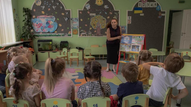 Neues Schuljahr in der Ukraine: Selenskyj zeigte berührende Aufnahmen von Schülern aus Schulen