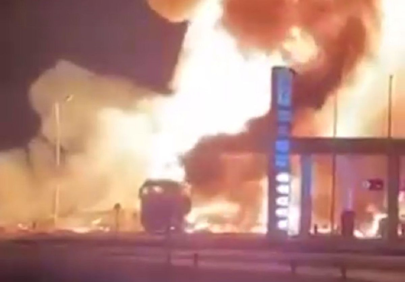 Eine Tankstelle brennt in der Nähe des russischen Stawropol, Explosionen sind zu hören: Das Feuer griff auf Autos über