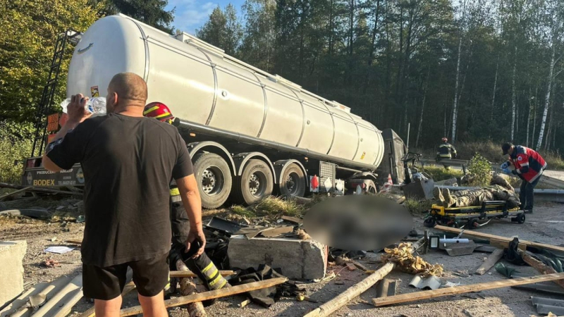 Ein Polizist starb: Ein Tankwagen fuhr in einen Kontrollpunkt in der Region Riwne