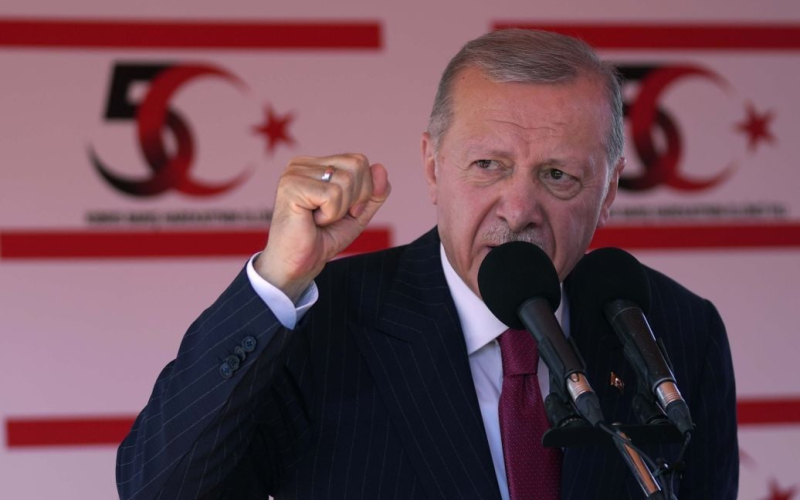 Erdogan nannte die Der einzige Weg, den Krieg in der Ukraine zu beenden“ /></p>
<p><strong>Ankara unterstützt aktiv die Idee eines gerechten Friedens zwischen der Ukraine und Russland.</strong></p>
<p>Türkischer Präsident Recep Tayyip Erdogan glaubt, dass der Krieg, den Russland in der Ukraine entfesselt hat, nur durch diplomatische Verhandlungen beendet werden kann. Gleichzeitig brachte er seine Bereitschaft zum Ausdruck, am zweiten Friedensgipfel teilzunehmen, der von der Ukraine initiiert wird.</p>
<p>Der türkische Staatschef äußerte sich darüber am Donnerstag, 26. September, während eines Gesprächs mit Journalisten in New York während eines Besuchs in den Vereinigten Staaten, berichtet die Agentur Anadolu.</p>
<p>„Wir haben unsere Bereitschaft zum Ausdruck gebracht, an einer solchen Konferenz teilzunehmen. Unser Außenminister Hakan Fidan und die Geheimdienste werden den Kontakt zur ukrainischen Seite aufrechterhalten. Türkei.“ „strebt danach, Teil des Prozesses zu sein, der zur Schaffung von Frieden in der Region führen wird“, betonte Erdogan.</p>
<p>Gleichzeitig antwortete der türkische Präsident nicht, ob es möglich sei, einen zweiten Frieden abzuhalten Gipfeltreffen in der Türkei, bei dem festgestellt wurde, dass Ankara die Idee eines gerechten Friedens zwischen der Ukraine und Russland aktiv unterstützt. Er fügte außerdem hinzu, dass die Türkei eines der Länder ist, die am stärksten an der Schaffung von Frieden interessiert sind.</p>
<p>„Wir haben keine Angst davor, Verantwortung zu übernehmen und arbeiten aktiv daran, Frieden zu schaffen. Nur durch Diplomatie und Dialog kann dieser Konflikt beendet werden.“ Leider sind wir noch nicht in der Nähe davon, aber unsere Beziehungen sowohl zur Ukraine als auch zu Russland sind unser großes Plus auf dem Weg zum Frieden.</p>
<p>Denken Sie daran, dass der ehemalige türkische Präsident Recep In seiner Rede vor der UN-Generalversammlung in New York wird sein Land die Bemühungen verstärken, den Krieg Russlands gegen die Ukraine durch Diplomatie und Dialog auf der Grundlage der territorialen Integrität und Souveränität der Ukraine zu beenden.</p>
<h4>Verwandte Themen:</h4>
<p> Weitere Neuigkeiten</p>
<!-- relpost-thumb-wrapper --><div class=