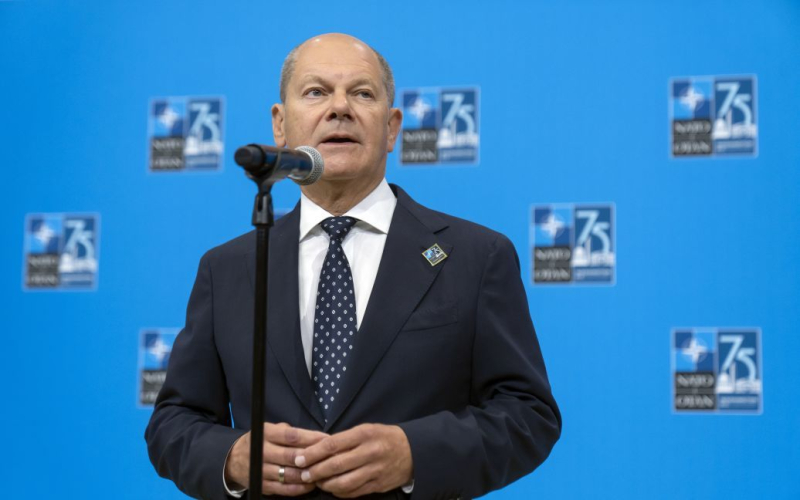 Deutschland hat angenommen die endgültige Entscheidung über die Lieferung von Taurus an die Ukraine“ /></p>
<p><strong>Scholz sagte, dass sich die Entscheidung nicht ändern werde.</strong></p>
<p>Deutschland plant nicht, die Ukraine zu beliefern mit Langstrecken-Taurus-Raketen, trotz dringender Forderungen aus Kiew.</p>
<p>Das sagte Bundeskanzler Olaf Scholz am Freitag auf einer Pressekonferenz, berichtet The Guardian.</p>
<p>„Deutschland hat eine klare Entscheidung getroffen „Diese Entscheidung wird sich nicht ändern“, sagte er.</p>
<p>Er gab diese Entscheidung bei einem Treffen zwischen dem britischen Premierminister Keir Starmer und US-Präsident Joe Biden bekannt. Dort wurde die Möglichkeit einer Ausweitung der Angriffsfähigkeiten der Ukraine diskutiert.</p >
<p>Scholz erklärte, dass Deutschland Lieferungen verweigere, weil die von den USA und Großbritannien diskutierten Waffen eine größere Reichweite hätten als die von Deutschland gelieferten. Der deutsche Verteidigungsminister Boris Pistorius fügte hinzu, dass die Entscheidungen der Vereinigten Staaten und Großbritanniens über Waffen ihre eigene Angelegenheit seien.</p>
<p>Erinnern Sie sich daran, dass Deutschland, das zweitgrößte Land nach den Vereinigten Staaten in Bezug auf Militärhilfe für die Ukraine, Pläne hat um es bis 2025 zu halbieren.</p>
<h4>Verwandte Themen:</h4>
<p>Weitere Neuigkeiten</p>
<!-- relpost-thumb-wrapper --><div class=