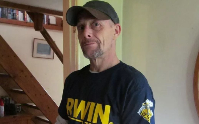 Hungrig Mann starb wegen eines gefrorenen Burgers: Was geschah? /></p>
<p><strong>Seine Leiche wurde mit einer Stichwunde im Bauch gefunden.</strong></p>
<p>Hungriger Mann starb danach hat sich versehentlich mit einem Messer erstochen, als er versuchte, zwei gefrorene Burger zu schneiden.</p>
<p>Dies berichtet der Daily Star.</p>
<p>Der 57-jährige Brite Barry Griffiths lebte allein und lag tot da Mehrere Tage zuvor wurde er mit Blutspuren in der Küche und im Schlafzimmer entdeckt.</p>
<p>Die Polizei war über den mysteriösen Tod verwirrt und fand dann heraus, dass die Ursache der seltsamen Tragödie ein Burger war.</p >
<p>„Die unterste Schublade des Gefrierschranks war offen und wurde nach vorne gezogen, um an die Lebensmittel zu gelangen. Auf der Küchenarbeitsfläche neben dem Kühlschrank mit Gefrierfach lagen zwei ungekochte Burger, ein Messer und ein Handtuch. Die Bauchwunde war ungefähr auf der Höhe der Arbeit.“ „Die Hypothese zu diesem Zeitpunkt war, dass Griffiths versuchte, gefrorene Burger mit einem Messer zu zerschneiden“, sagte Detective Chief Inspector Jonathan Rees.</p>
<p>Die Ermittlungen ergaben, dass er in seiner Wohnung in Llandrindod Wells gefunden wurde. Powys, und eine Autopsie ergab, dass er an den Folgen einer Stichwunde starb.</p>
<p>Seine blutüberströmte Leiche wurde im Juli letzten Jahres gefunden, nachdem Bedenken laut wurden, dass er seit mehr als einer Woche nicht gesehen worden sei.</p>
<p>Griffiths, der als „sehr privater Mann“ beschrieben wurde, wurde vollständig bekleidet aufgefunden ein Bett in seinem Haus und mit Blut auf seinem geschwollenen Bauch. Sein Telefon, seine Brieftasche und sein Computer waren noch da und in der Wohnung im Erdgeschoss gab es keine Anzeichen einer Störung. Es gab Blut im Flur, im Badezimmer und im Schlafzimmer.</p>
<p>Detective Sergeant Stephen Vaughn sagte, er sei davon überzeugt, dass es sich nicht um Selbstmord, sondern „eher um einen unverständlichen Tod“ handele, und dass es keine Anzeichen dafür gebe, dass er angegriffen worden sei.</p>
<p>Der Pathologe des Innenministeriums, Dr. Richard Jones, nannte die Todesursache Blutverlust infolge eines Schlags mit einem scharfen Gegenstand.</p>
<p>Es wurden Aussagen, Hausbesuche und Überprüfungen der Finanzen und digitalen Geräte von Griffiths vorgenommen, was eine Beteiligung Dritter ausschloss .</p>
<p><img decoding=