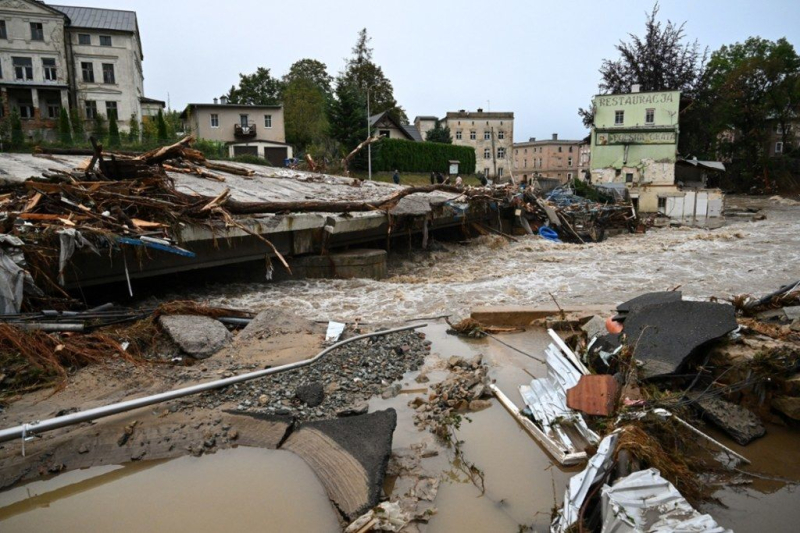 Eine berühmte polnische Stadt stand unter Wasser: Es tauchten schreckliche Aufnahmen der Folgen einer großen Überschwemmung auf (Foto)