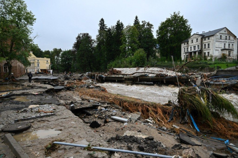 Eine berühmte polnische Stadt stand unter Wasser: Es tauchten schreckliche Aufnahmen der Folgen einer großen Überschwemmung auf (Foto)