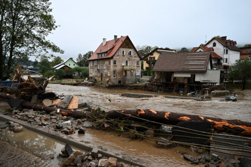 Eine berühmte polnische Stadt stand unter Wasser: Es tauchten schreckliche Aufnahmen der Folgen einer großen Überschwemmung auf (Foto)