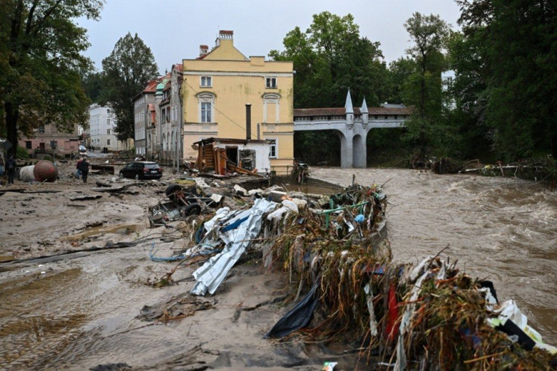 Eine berühmte polnische Stadt stand unter Wasser: Es tauchten schreckliche Aufnahmen der Folgen einer großen Überschwemmung auf (Foto)