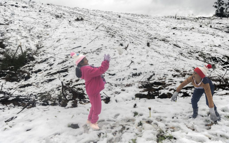 Süden Afrika war mit Schnee bedeckt: Schneeverwehungen bis zu 2 Meter (Foto)“ /></p>
<p><strong>Die Bevölkerung war nicht auf die Wetterschwankungen vorbereitet.</strong></p>
<p>Echter Winter kam nach Afrika, dort verzeichnete man starken Schneefall. An manchen Stellen erreichten die Schneeverwehungen eine Höhe von bis zu zwei Metern.</p>
<p>Dies berichtet AFP.</p>
<p>Es wird darauf hingewiesen, dass sich einige Autofahrer auf den Straßen in einer schwierigen Situation befanden Den Schneeverwehungen wurden Decken und Lebensmittel geliefert.< /p></p>
<p><img decoding=