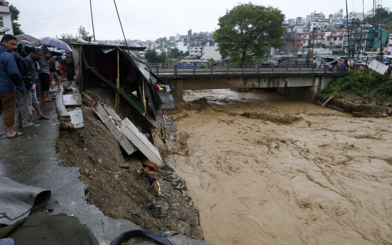 Katastrophale Überschwemmungen in Nepal: 100 Menschen getötet (Foto)“ /></p>
<p><strong>Das schlechte Wetter wird noch zwei Tage anhalten.</strong></p>
<p>In Nepal starben mindestens 100 Menschen wegen der Elemente. Dutzende werden aufgrund großer Überschwemmungen und Erdrutsche noch immer vermisst.</p>
<p>Das berichtet die BBC.</p>
<p>Vor allem Regenfälle haben das Tal rund um die Hauptstadt Kathmandu überschwemmt.</p>
<p> < p>Seit Sonntag, dem 29. September, bleiben Dutzende Menschen vermisst, nachdem zwei Tage lang heftige Regenfälle das Tal um Kathmandu überschwemmt hatten.</p>
<p><img decoding=