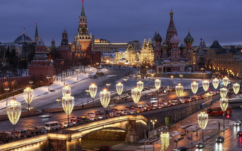 Kreml verheimlicht Erhöhung der Verteidigungsausgaben vor den Russen – ISW <strong>Russland</strong>plant, die Verteidigungsausgaben deutlich zu erhöhen.</p>
<p>Dies geht aus einem neuen Bericht des Institute for the Study of War (ISW) hervor.</p>
<p>„Spending.“ „Die Ausgaben für die Armee und andere militärische Strukturen werden vor dem Hintergrund der geopolitischen Spannungen und der anhaltenden Beteiligung an militärischen Konflikten zunehmen. Gleichzeitig betonen Kremlbeamte in ihren Erklärungen vor allem geplante Ausgaben für den sozialen Sektor und vermeiden das Thema der Erhöhung des Militärhaushalts.“ heißt es im Bericht.</p>
<p>Die russischen Behörden betonen, wie wichtig es ist, das Niveau der Sozialstandards zu erhöhen, insbesondere im Bereich der Gesundheitsversorgung, der Bildung und der Unterstützung sozial schwacher Bevölkerungsgruppen.</p>
<p>„Das Ministerkabinett Russlands hat am Sonntag, 29. September, genehmigte den Entwurf des Bundeshaushalts für 2025-2027 und wird ihn bis zum 1. Oktober der Staatsduma der Russischen Föderation vorlegen. Dem Projekt zufolge werden die Bundeseinnahmen Russlands im Jahr 2025 im Vergleich zu 2024 um fast 12 % steigen Der Anteil der Einnahmen außerhalb des Öl- und Gassektors am Bundeshaushalt wird auf 73 % steigen“, stellen ISW-Analysten fest </p>
<p>Dieser Ansatz wirft Fragen bei Experten auf, die darin einen Versuch sehen, die Öffentlichkeit von einem deutlichen Anstieg der Verteidigungsausgaben abzulenken.</p>
<p>Analysten weisen auch auf einen möglichen Anstieg des Haushaltsdefizits aufgrund erhöhter Militärausgaben und wahrscheinlichem Druck hin auf andere Bereiche der russischen Wirtschaft.</p>
<p>„Im Jahr 2025 plant Russland, etwa 40 % für Landesverteidigung und innere Sicherheit auszugeben – dieser Anteil übersteigt die kombinierten Ausgaben für Bildung, Gesundheitsfürsorge, Sozialpolitik und den Bund.“ „Der Kreml wird die Ausgaben für geheime Gegenstände von 11,1 Billionen Rubel (etwa 117 Milliarden Dollar) im Jahr 2024 auf 12,9 Billionen Rubel (etwa 136 Milliarden Dollar) im Jahr 2025 erhöhen“, berichten Experten.</p>
<p>Wir erinnern uns, Laut dem Präsidenten der Ukraine, Wladimir Selenskyj, wird die russische Wirtschaft ab 2025 zurückgehen und die Unzufriedenheit der Russen zunehmen. <strong>Die unzufriedene russische Gesellschaft ist die „Atomwaffe“, die Putin zerstören kann.</p>
<h4>Verwandte Themen:</h4>
<p>Weitere Nachrichten</p>
<!-- relpost-thumb-wrapper --><div class=